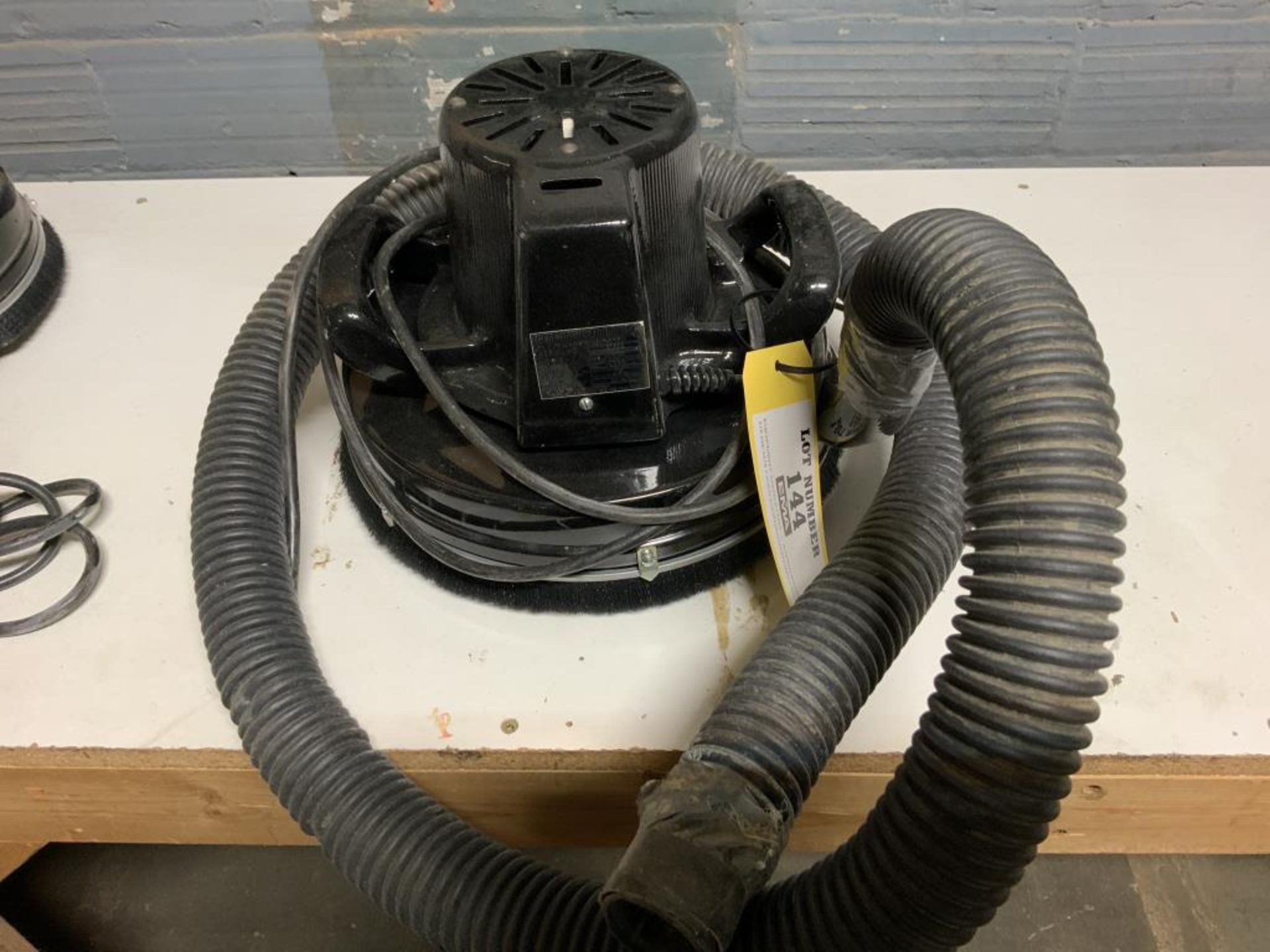 Orbital countertop sander