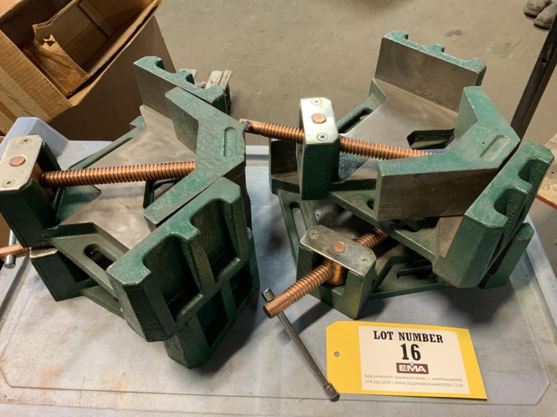 Right angle corner welding vise