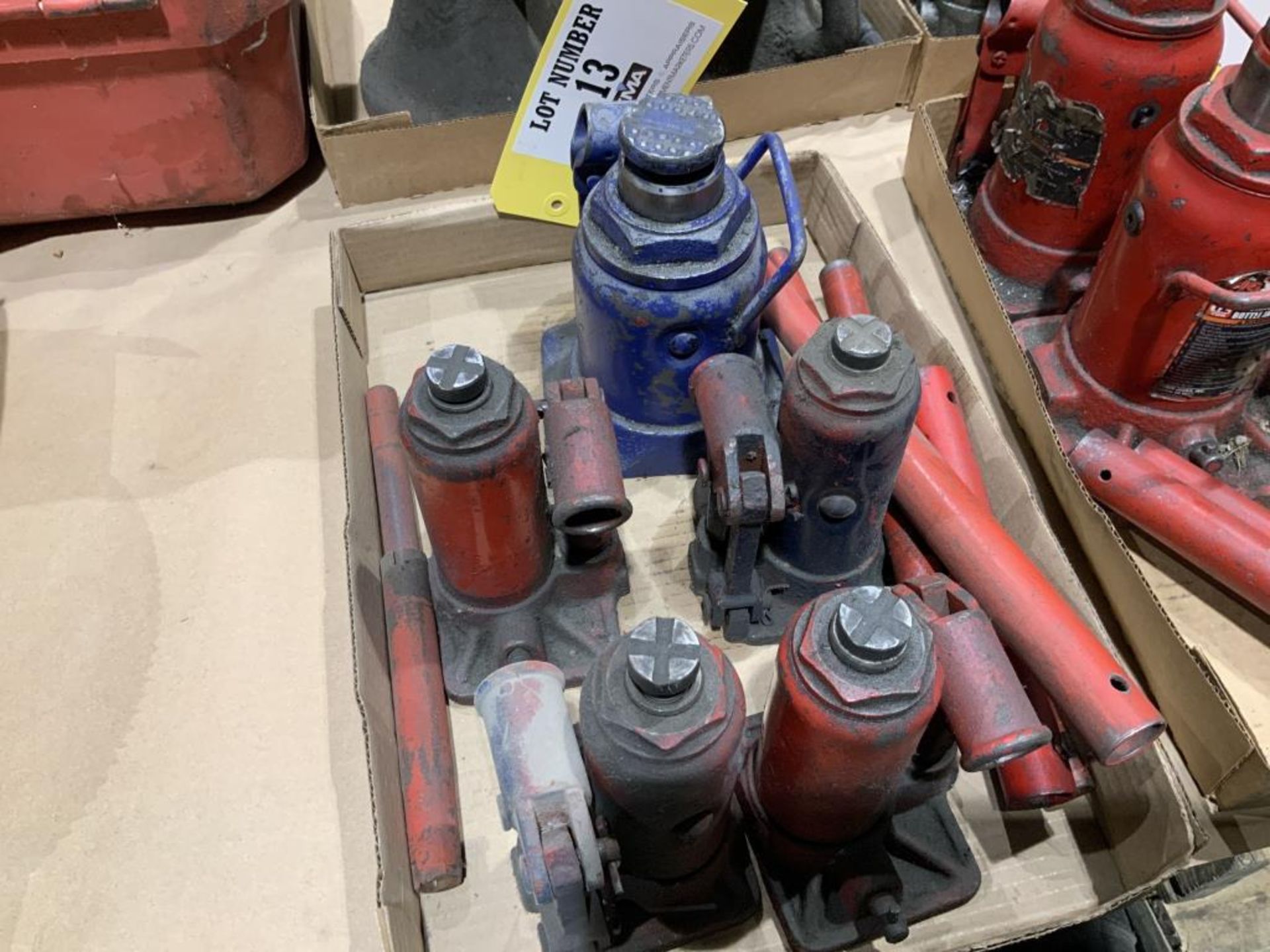 Hydraulic jacks