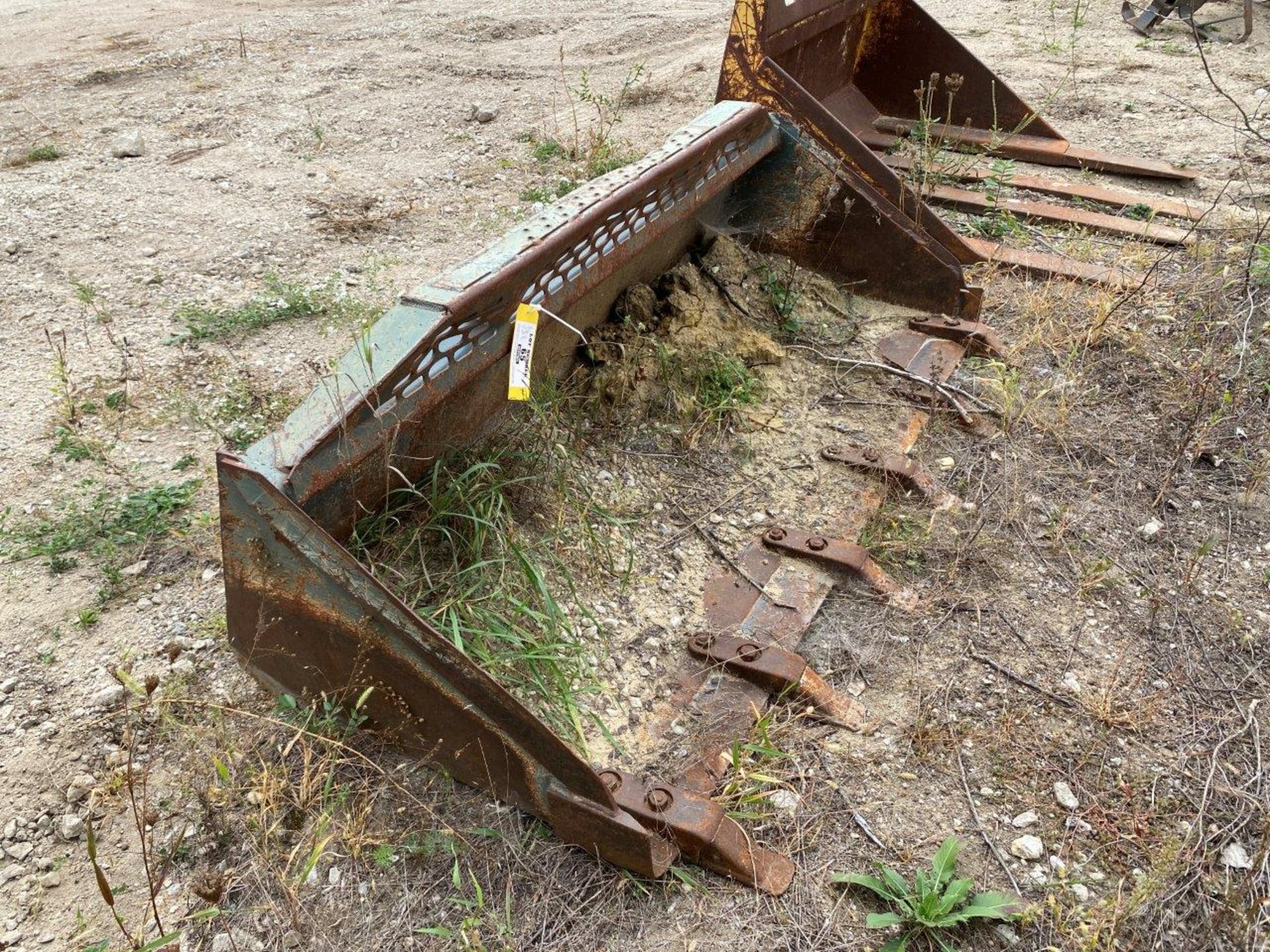 Skid loader bucket, the bottom of the bucket has been cracked and needs repaired, bucket teeth, skid