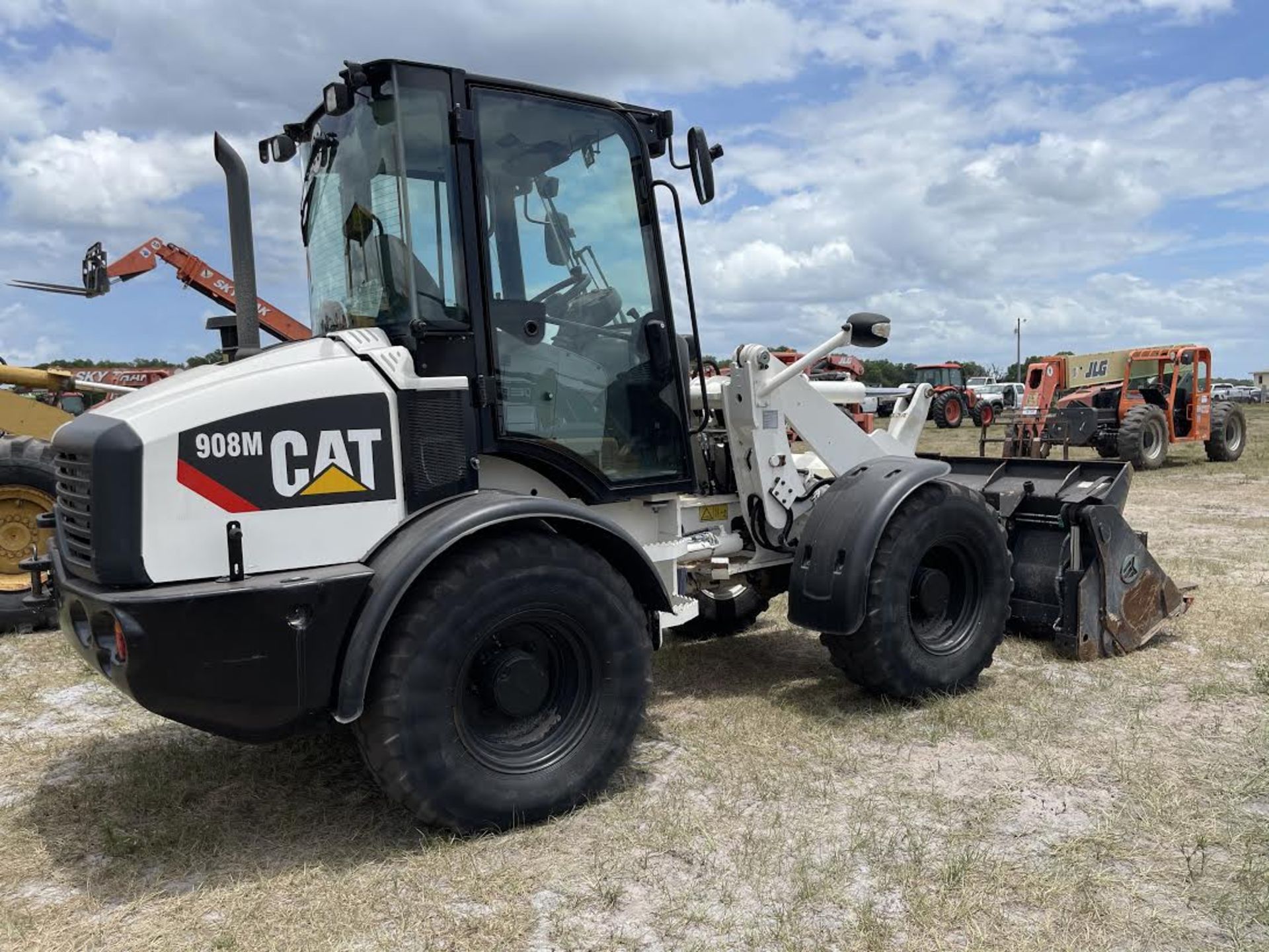 2015 Caterpillar 908 Wheel Loader - Image 2 of 6