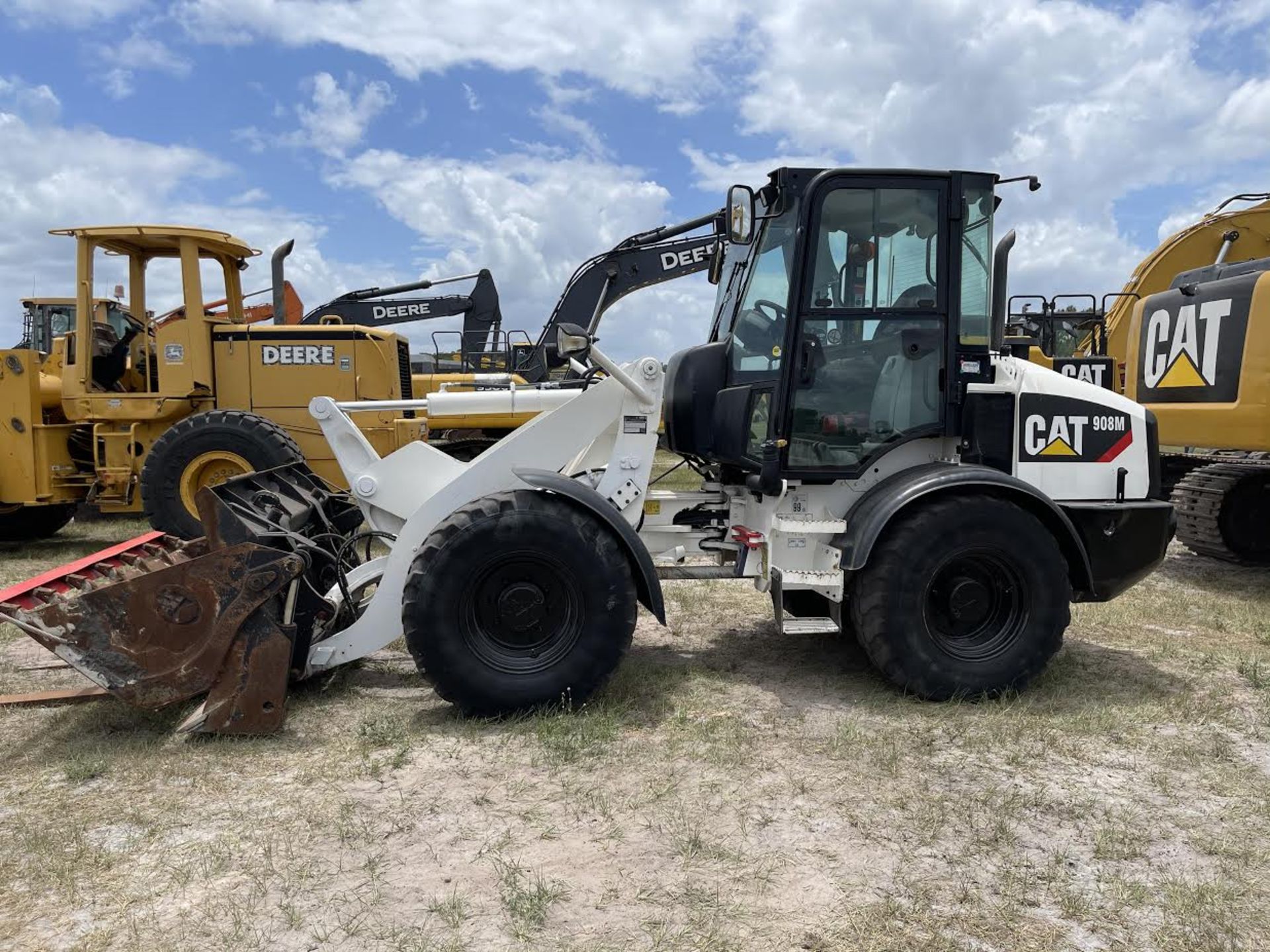 2015 Caterpillar 908 Wheel Loader