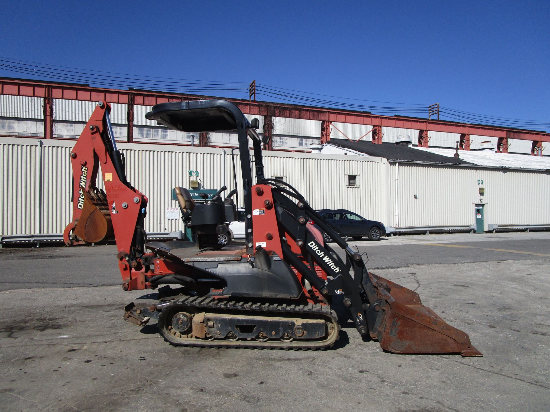 2011 Ditch Witch XT1600 Trencher Backhoe w/ Trailer - Image 4 of 41