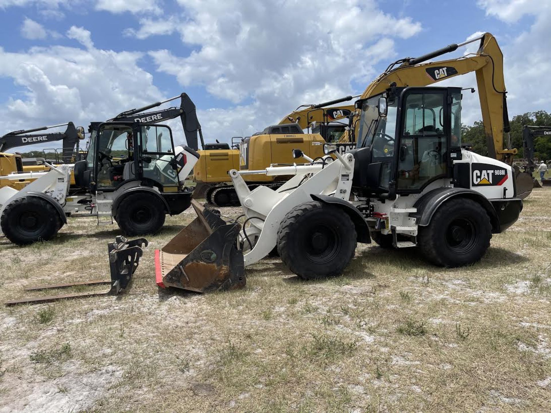 2015 Caterpillar 908 Wheel Loader