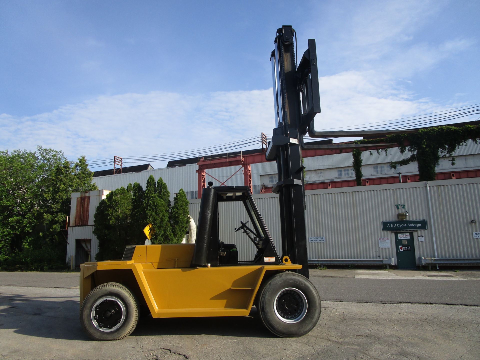 Caterpillar V250 25,000lb Forklift - Located in Lester, PA - Image 5 of 9