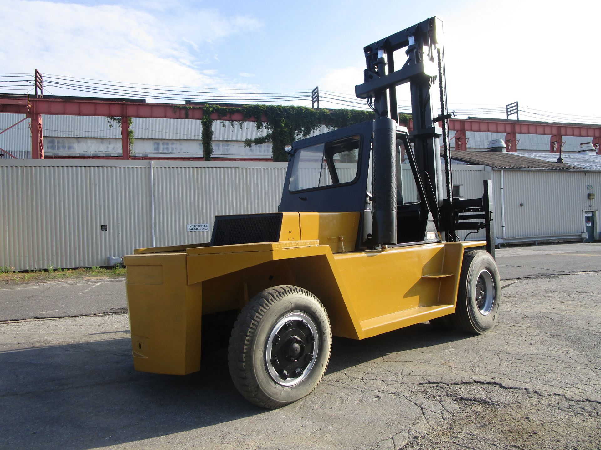 Caterpillar V250 25,000lb Forklift - Located in Lester, PA - Image 3 of 9