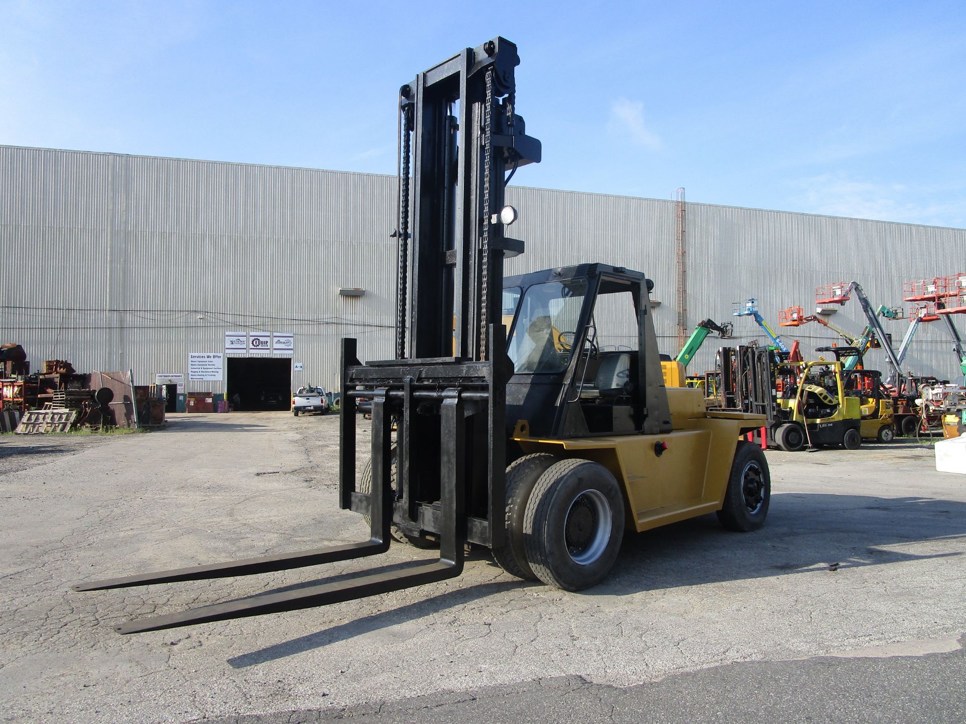 Caterpillar V250 25,000lb Forklift - Located in Lester, PA - Image 4 of 9