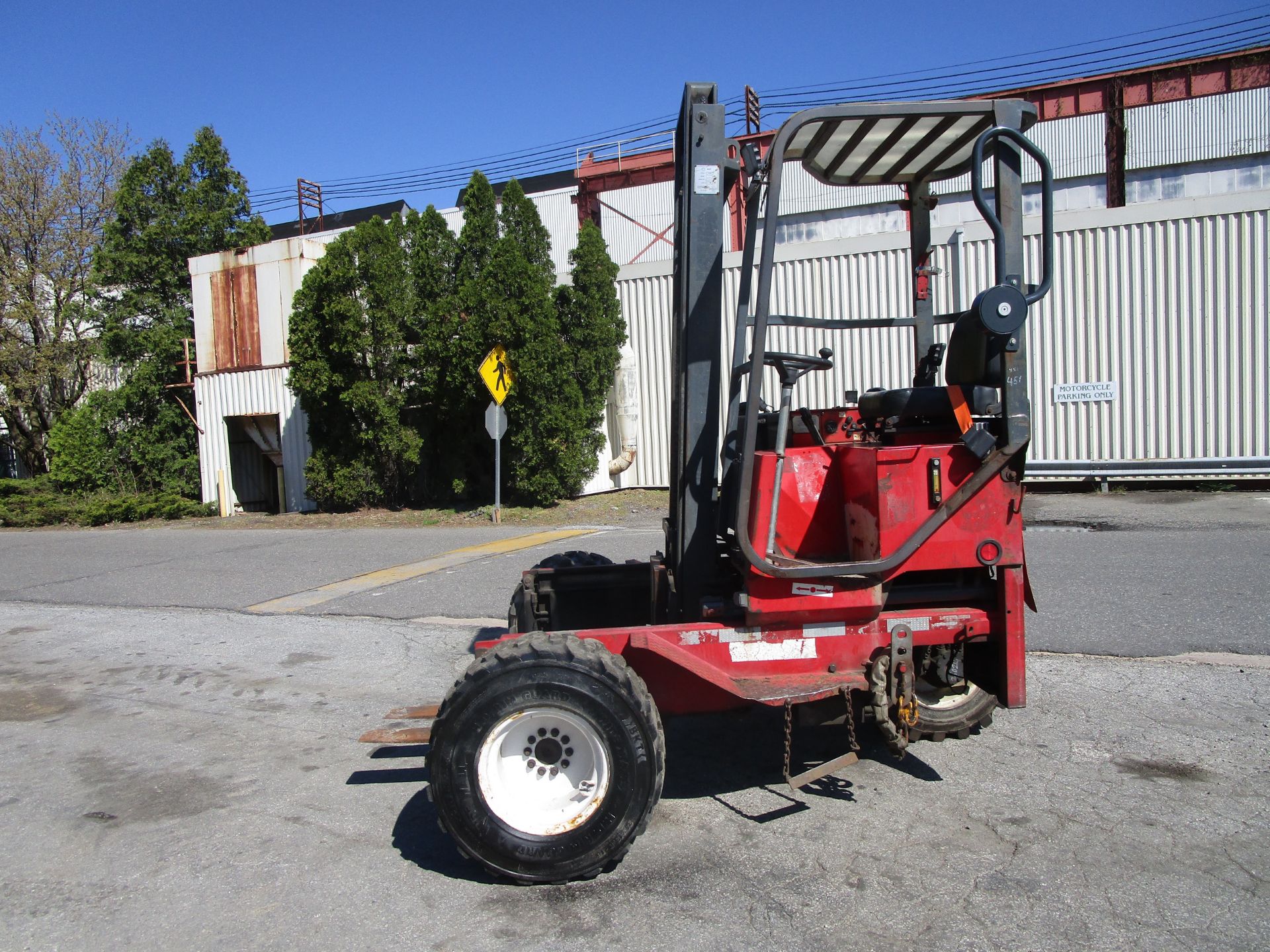 Moffett M5000 5,000lb Forklift - Located in Lester, PA