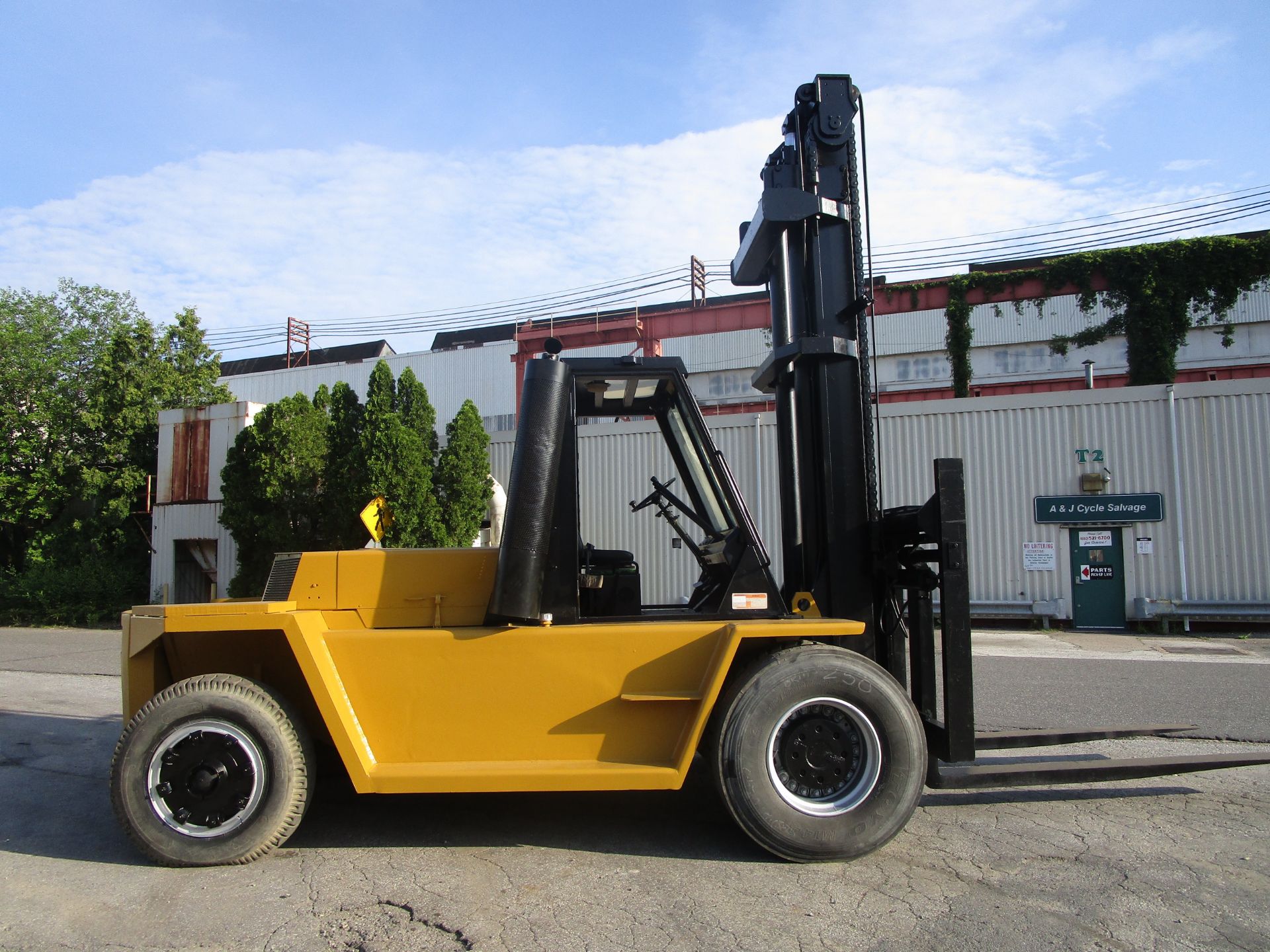 Caterpillar V250 25,000lb Forklift - Located in Lester, PA