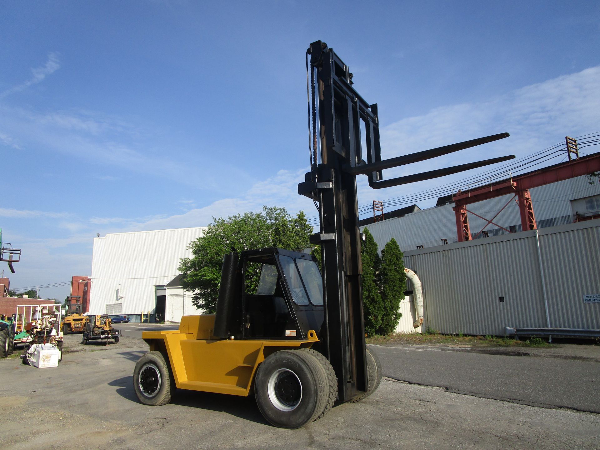 Caterpillar V250 25,000lb Forklift - Located in Lester, PA - Image 6 of 9
