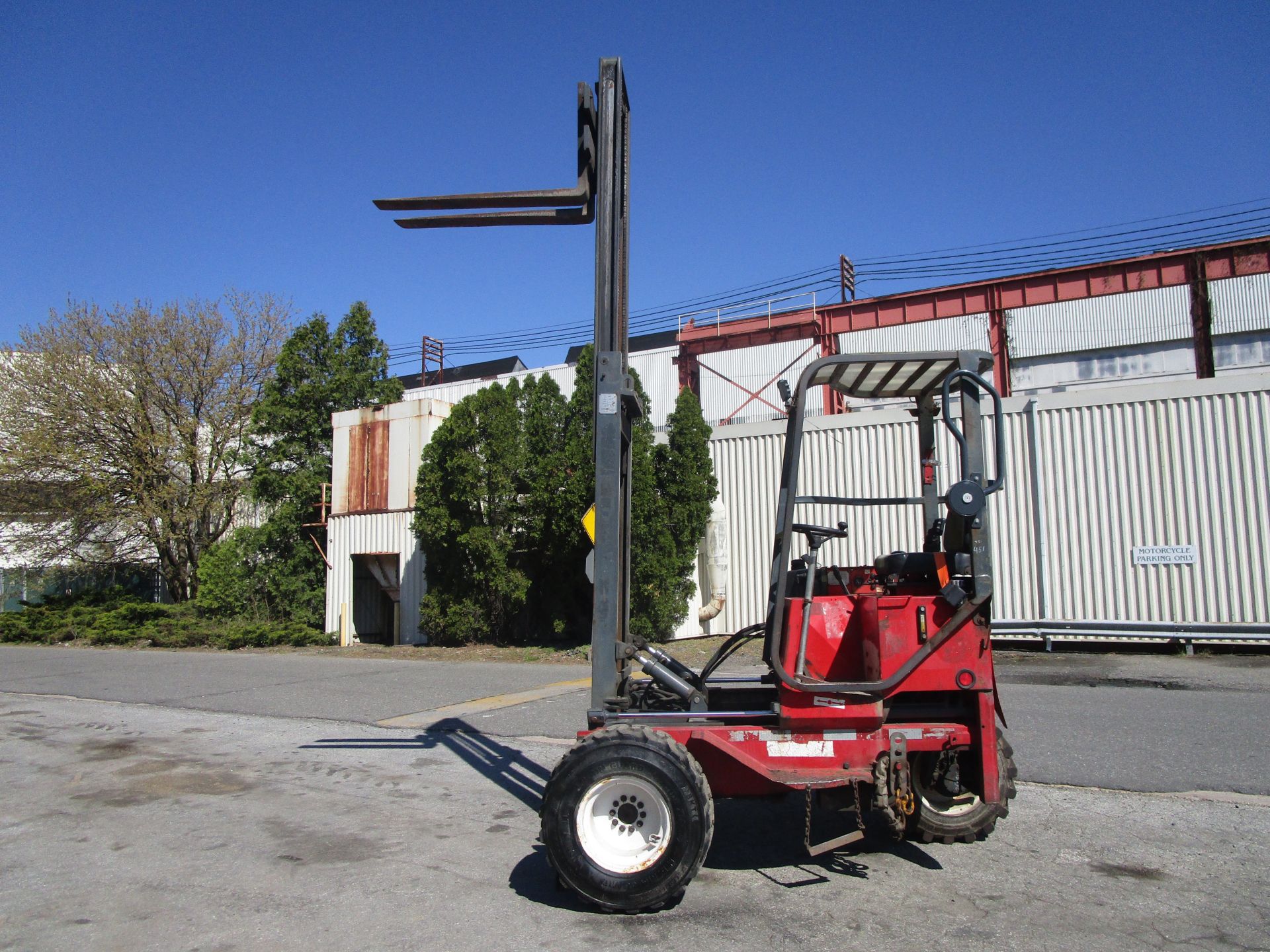 Moffett M5000 5,000lb Forklift - Located in Lester, PA - Image 4 of 8