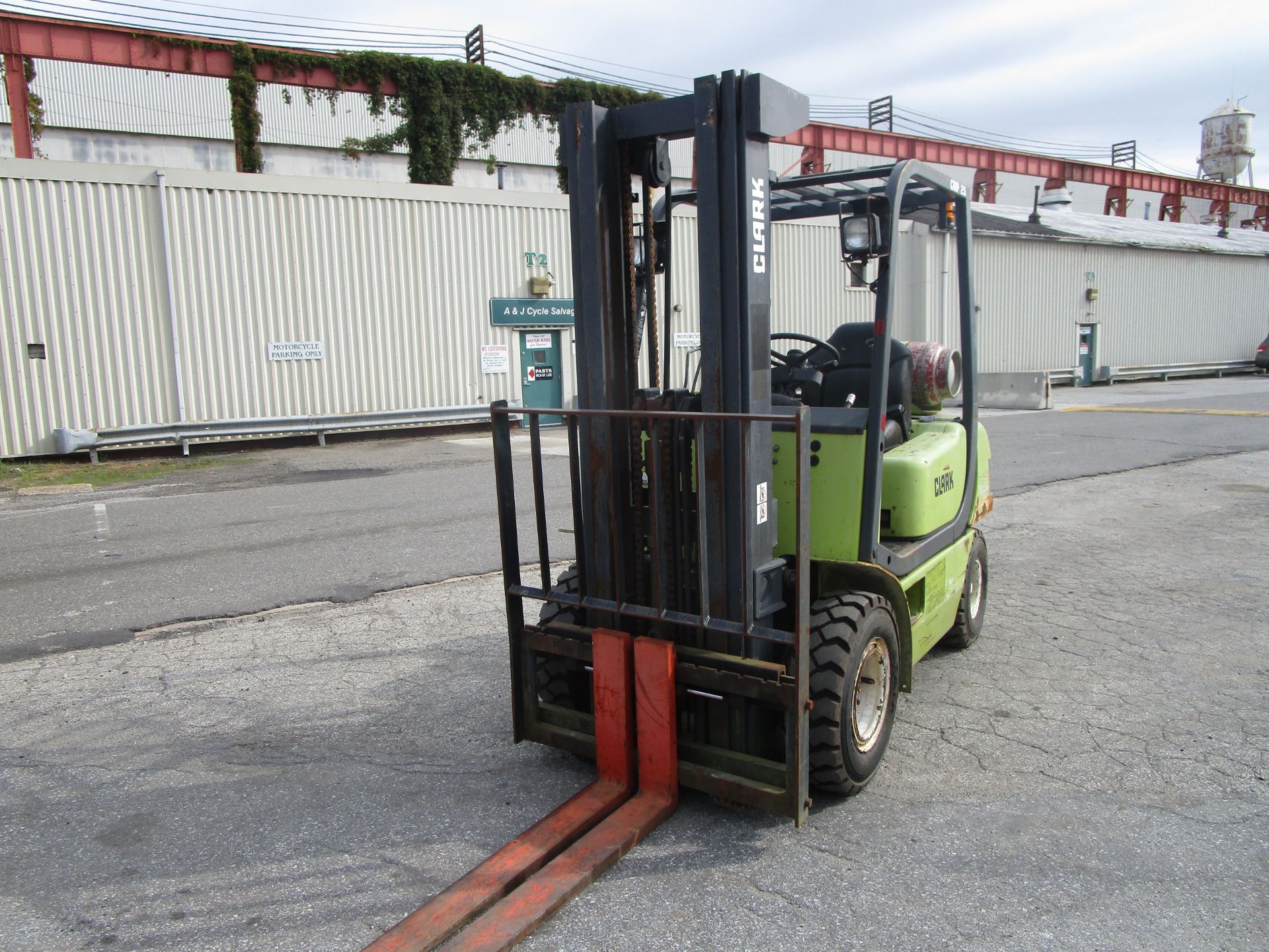 Clark CMP25 6,000 lb Forklift - Image 5 of 10