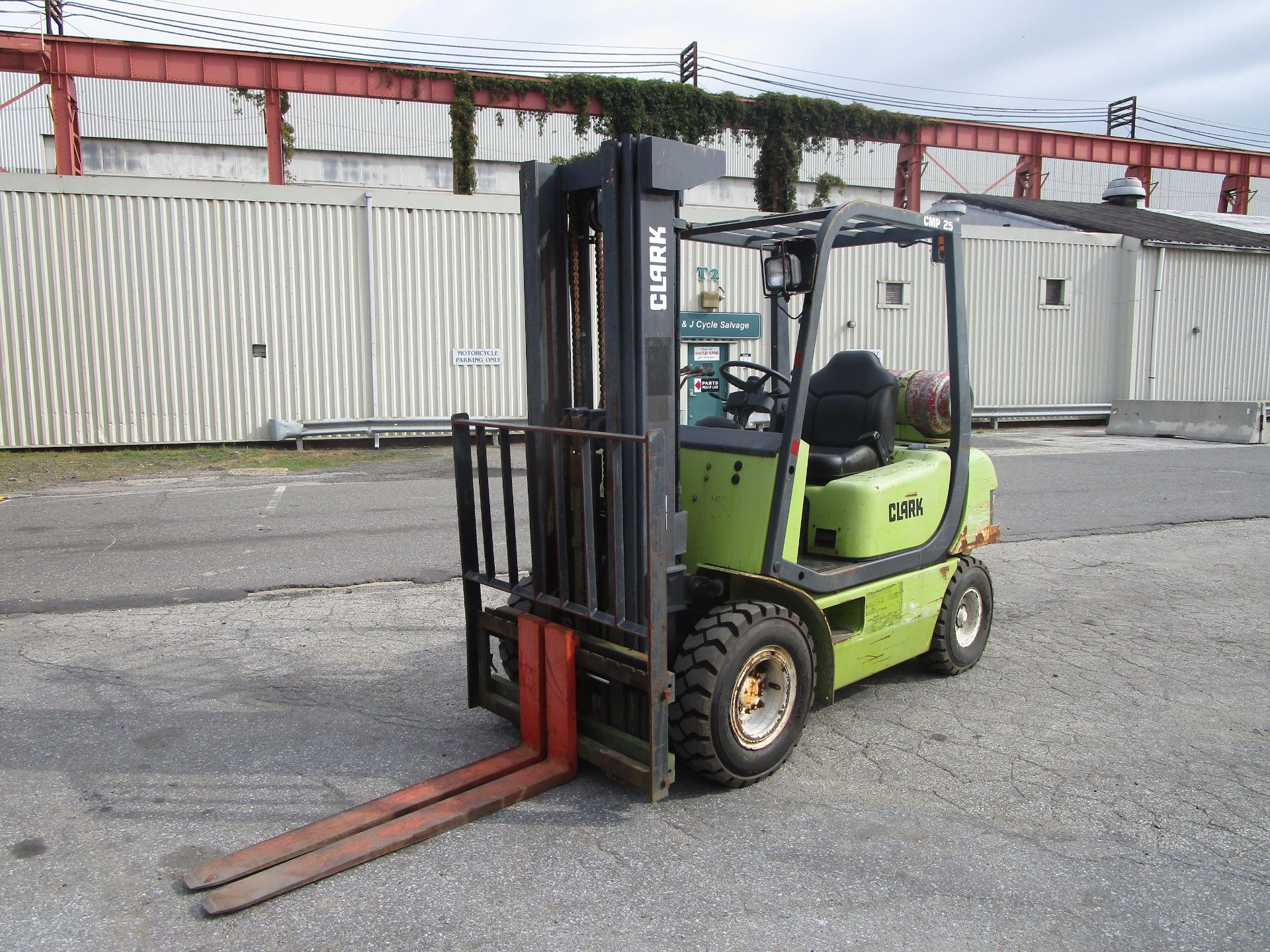 Clark CMP25 6,000 lb Forklift - Image 4 of 10