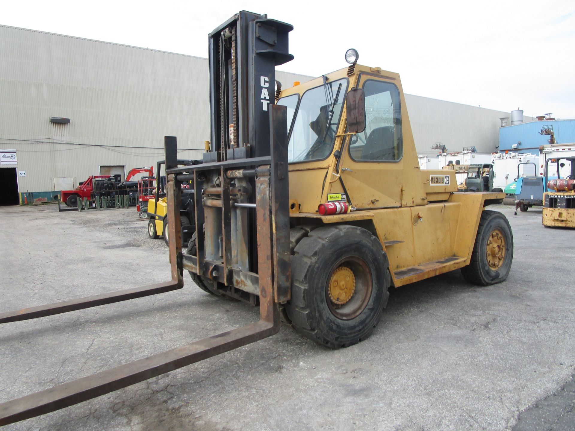 Caterpillar V330B 33,000 lb Forklift - Image 4 of 9