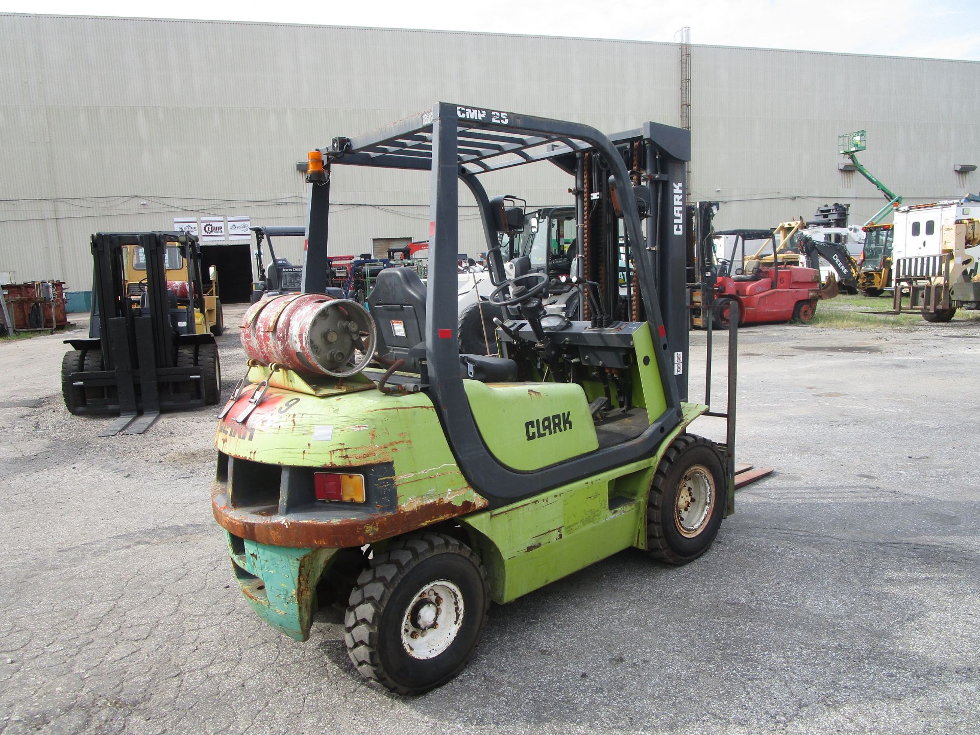 Clark CMP25 6,000 lb Forklift - Image 2 of 10