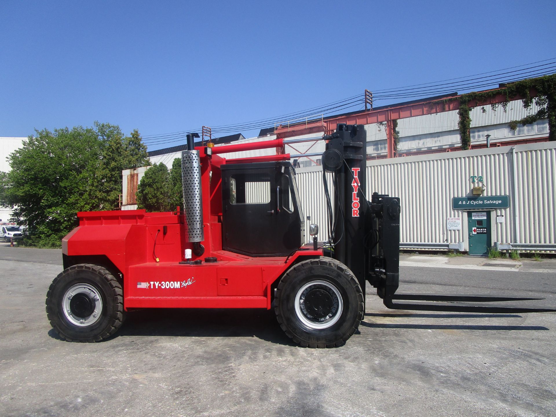 Taylor TY-300M 30,000 lb Forklift - Triple Mast - Image 5 of 11