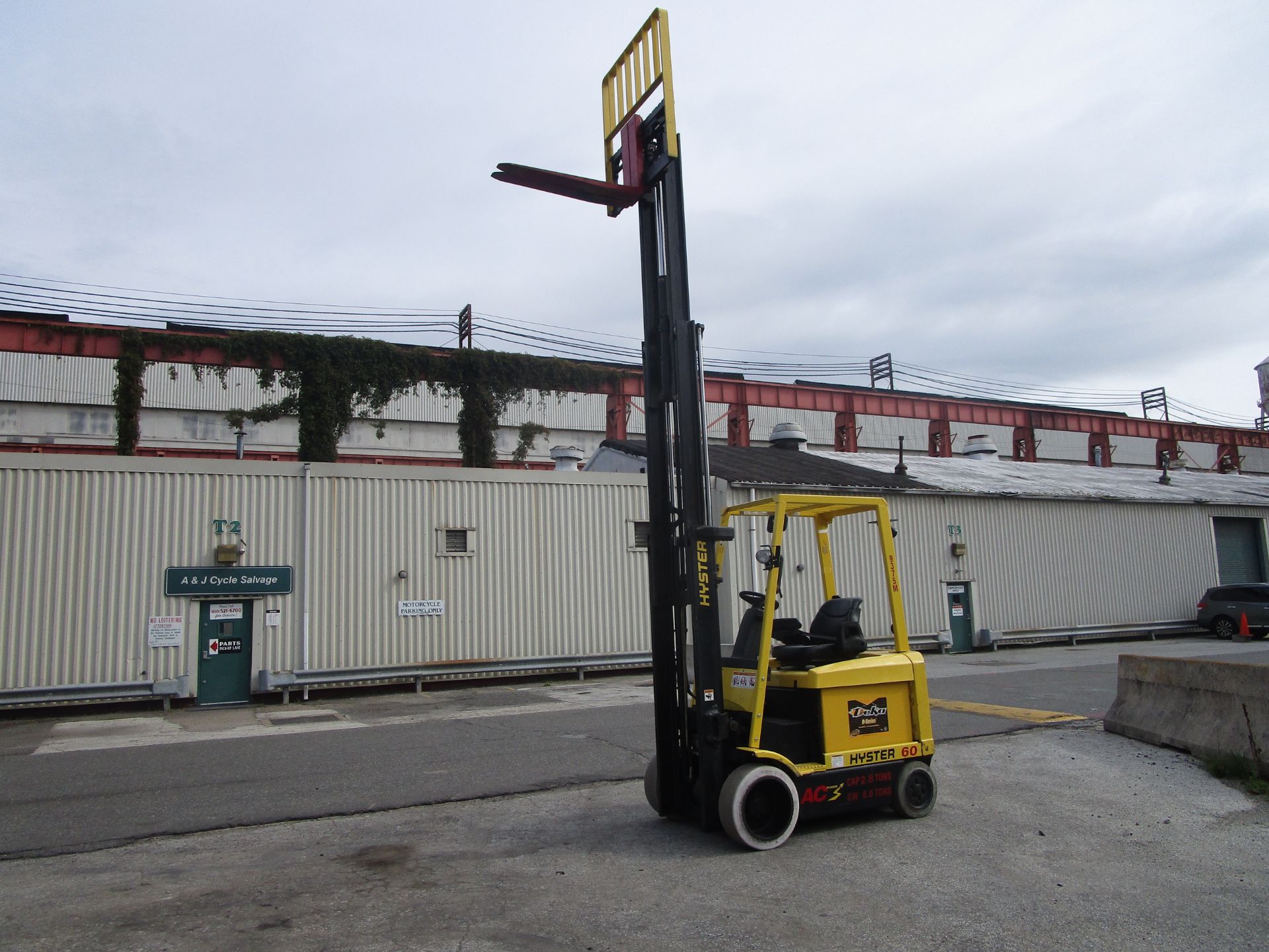 Hyster E60Z 6,000 lb Forklift - Image 6 of 9