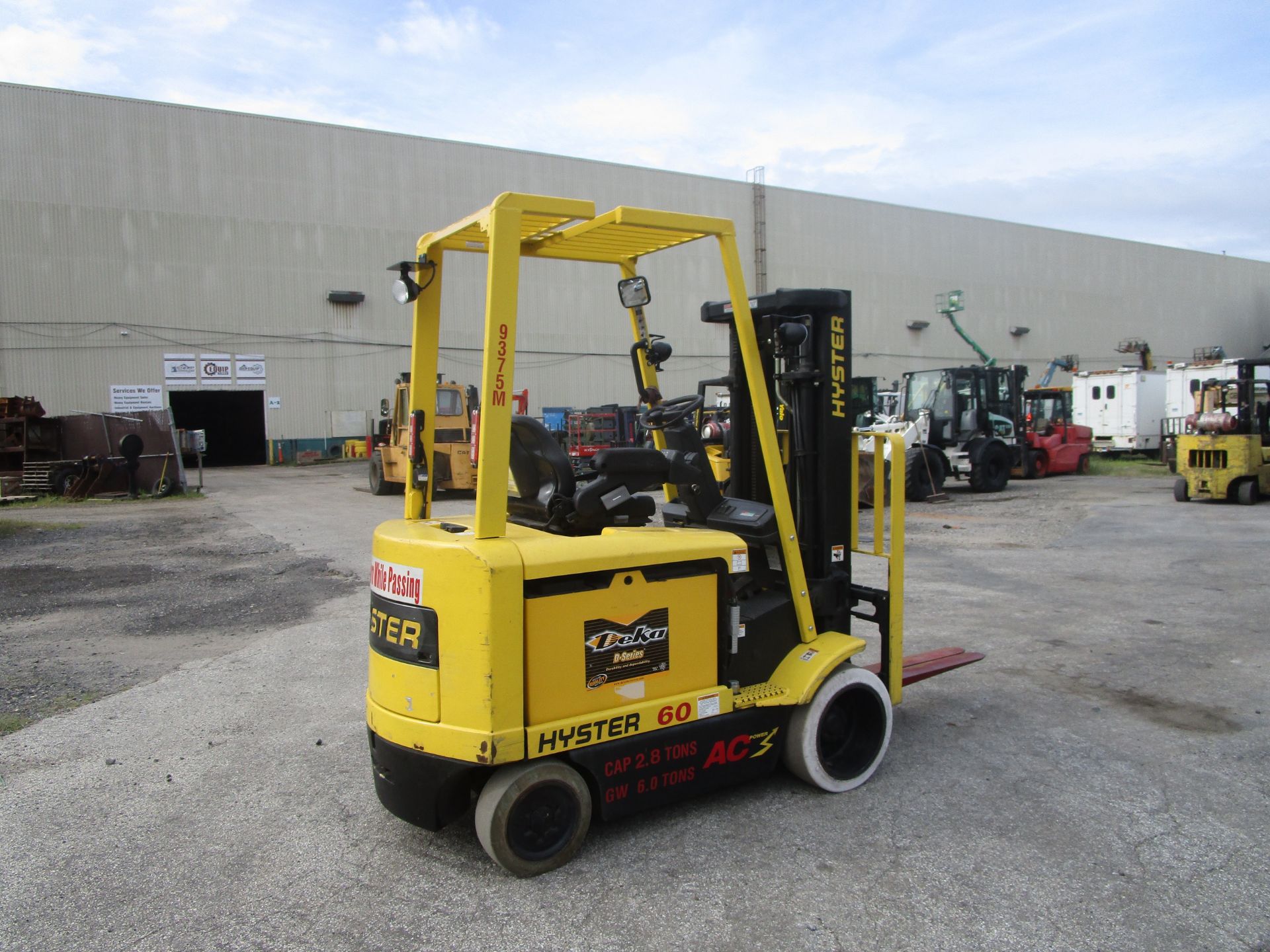 Hyster E60Z 6,000 lb Forklift - Image 3 of 9