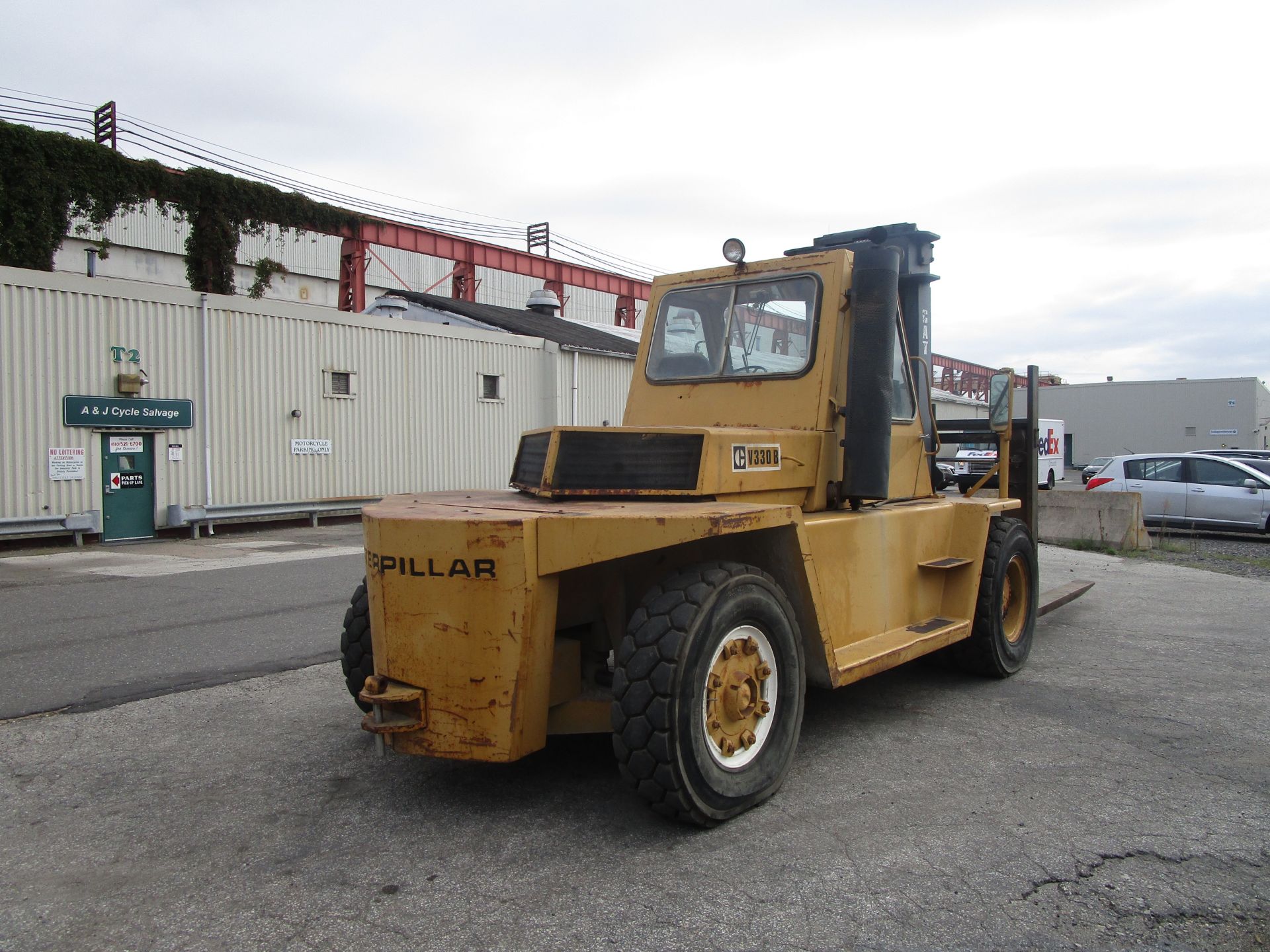 Caterpillar V330B 33,000 lb Forklift - Image 3 of 9