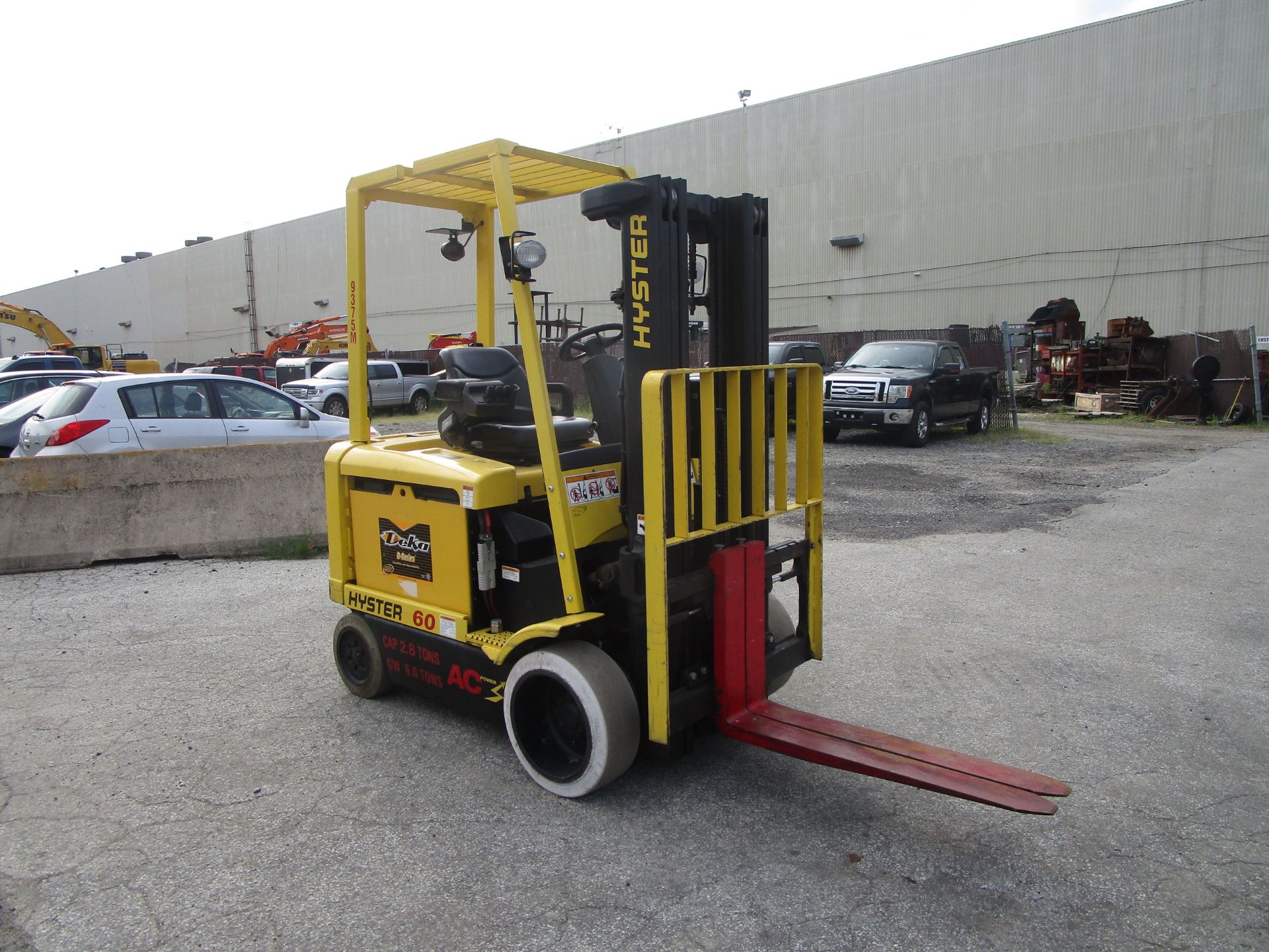 Hyster E60Z 6,000 lb Forklift - Image 4 of 9