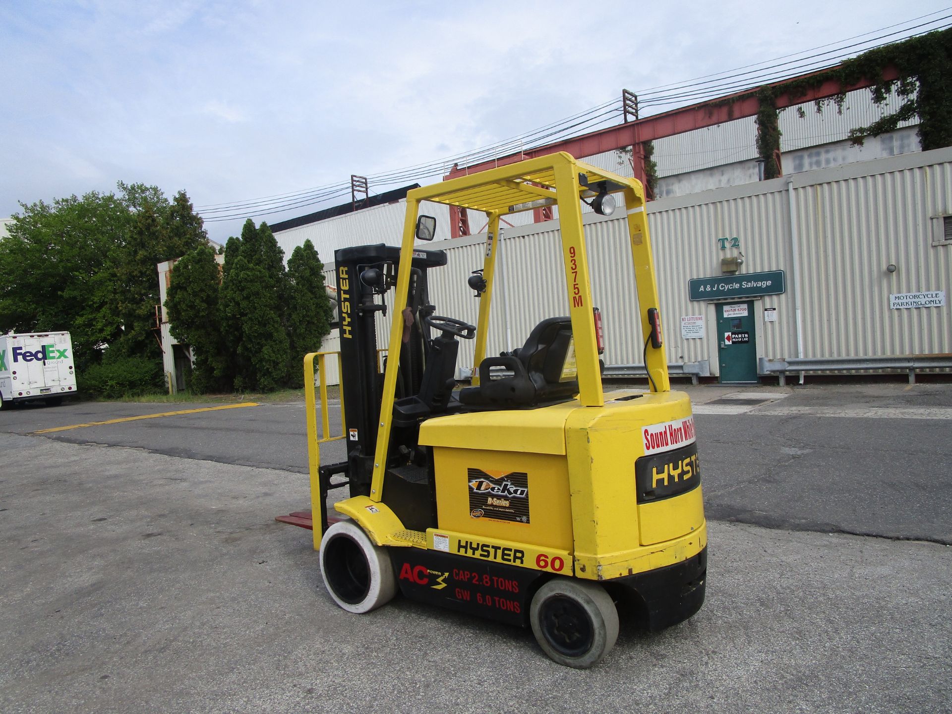 Hyster E60Z 6,000 lb Forklift - Image 2 of 9