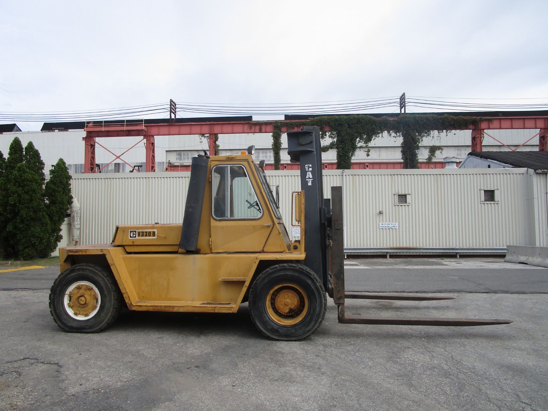 Caterpillar V330B 33,000 lb Forklift