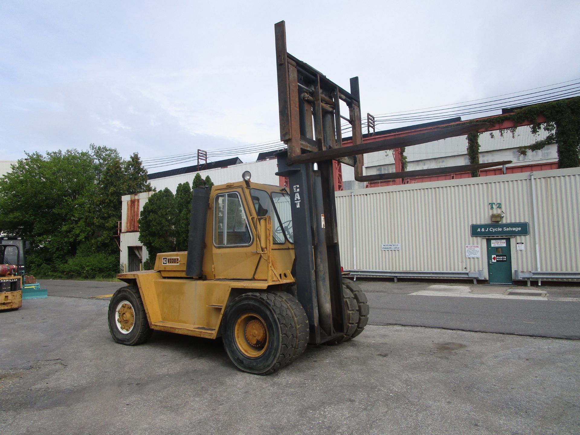 Caterpillar V330B 33,000 lb Forklift - Image 6 of 9