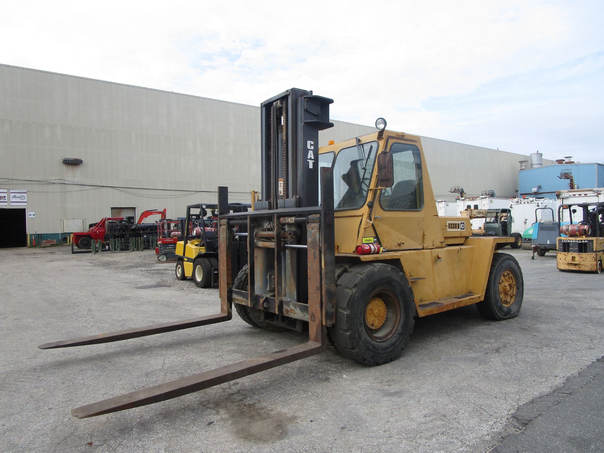 Caterpillar V330B 33,000 lb Forklift - Image 5 of 9
