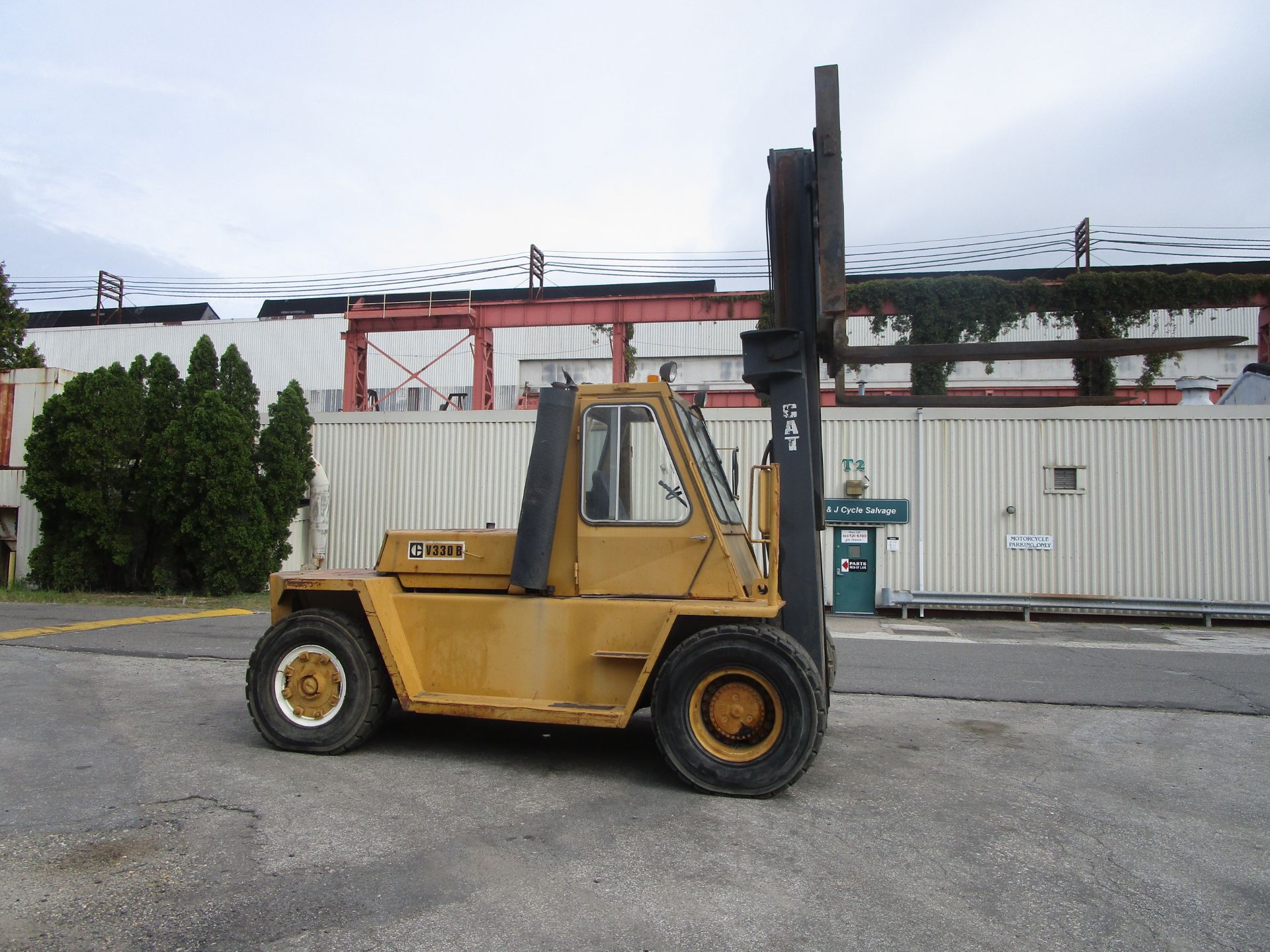 Caterpillar V330B 33,000 lb Forklift - Image 7 of 9