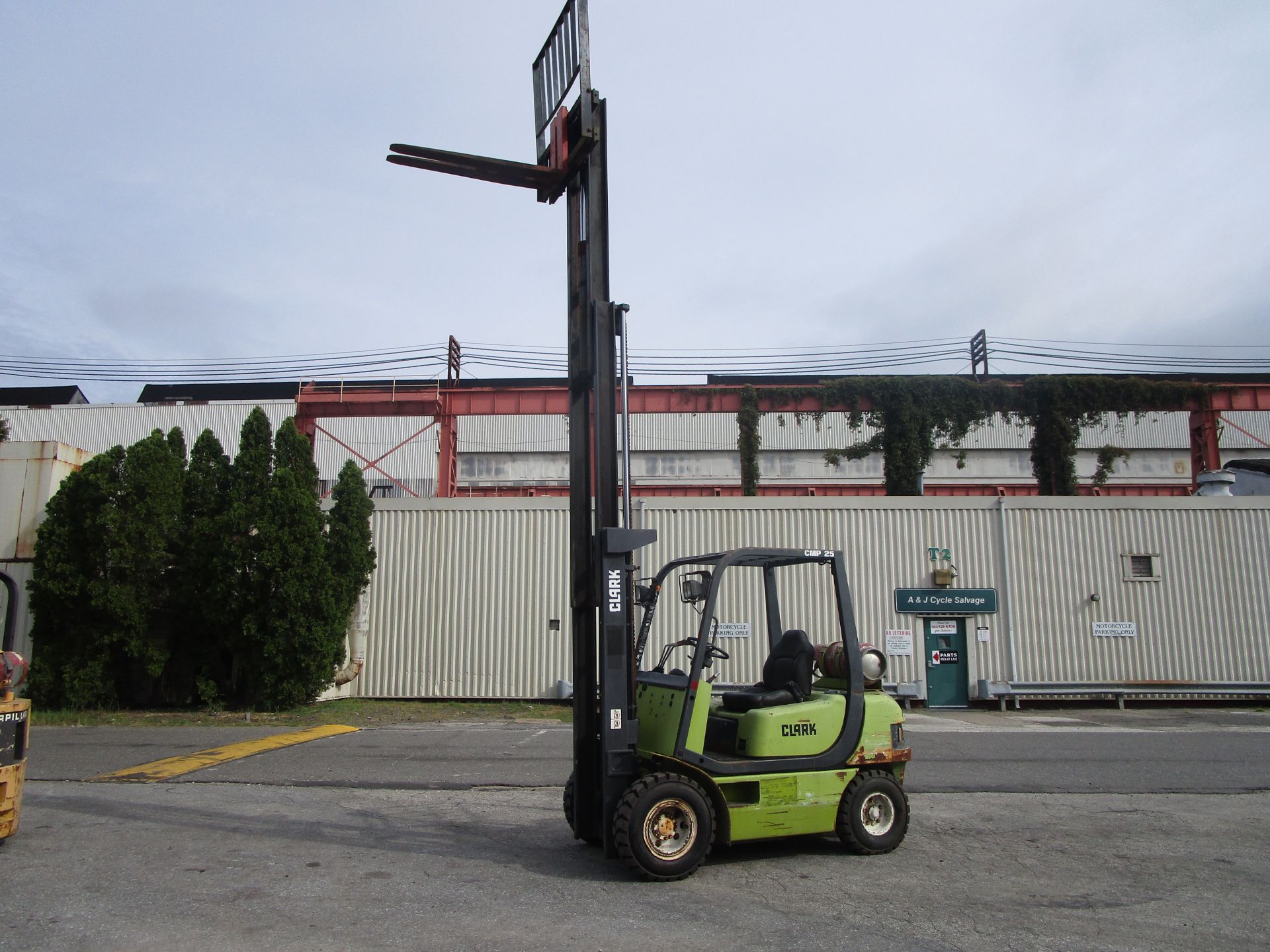 Clark CMP25 6,000 lb Forklift - Image 7 of 10