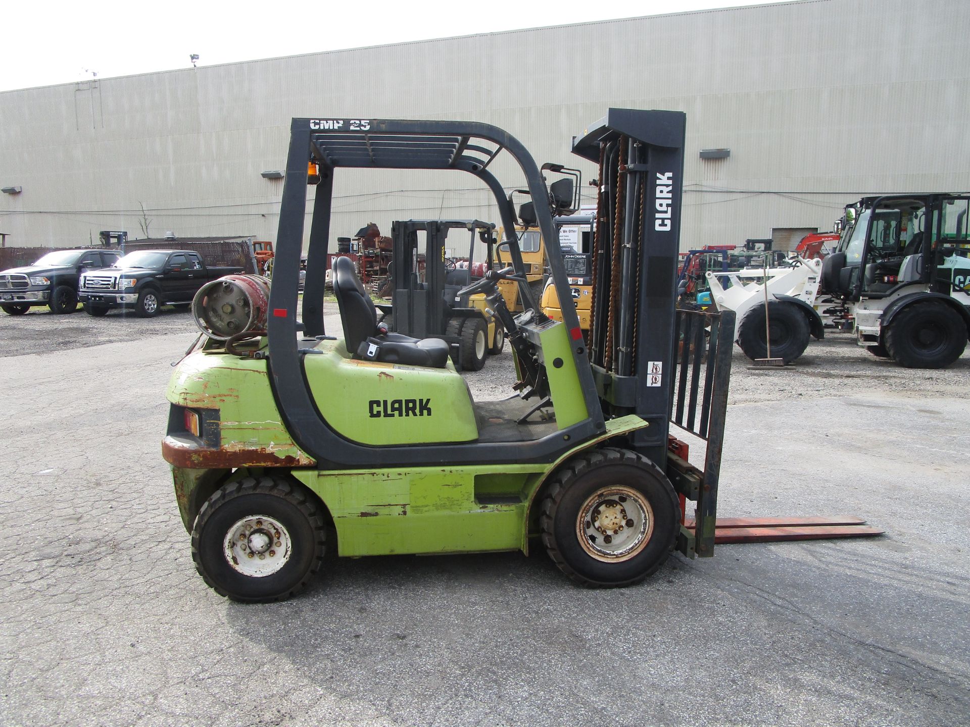 Clark CMP25 6,000 lb Forklift - Image 3 of 10