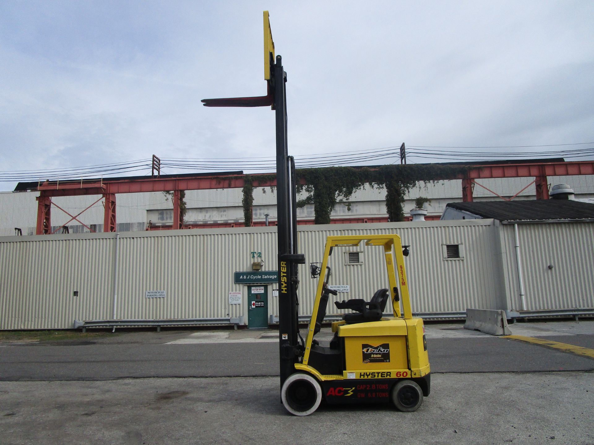 Hyster E60Z 6,000 lb Forklift - Image 5 of 9