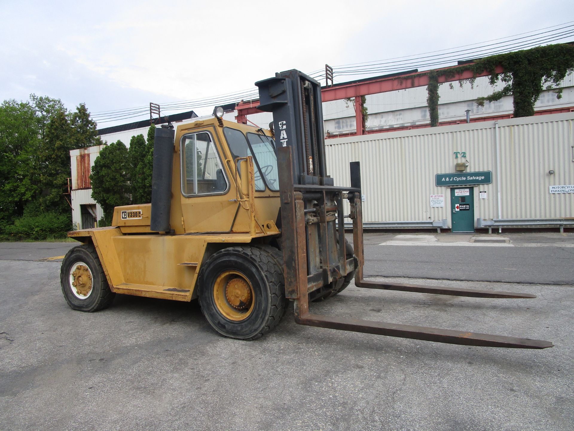 Caterpillar V330B 33,000 lb Forklift - Image 2 of 9