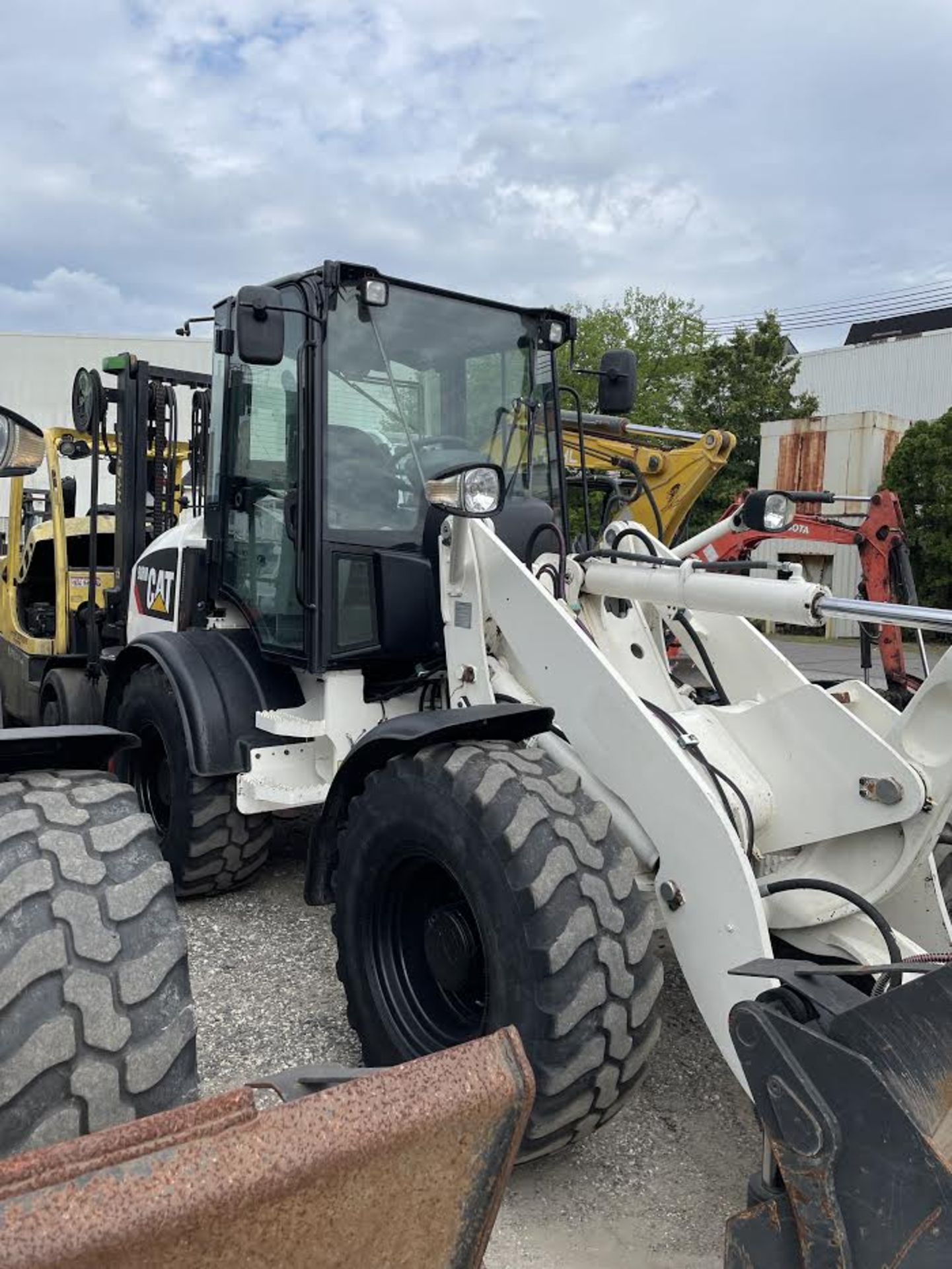 2015 Caterpillar 908 Wheel Loader - Image 4 of 10