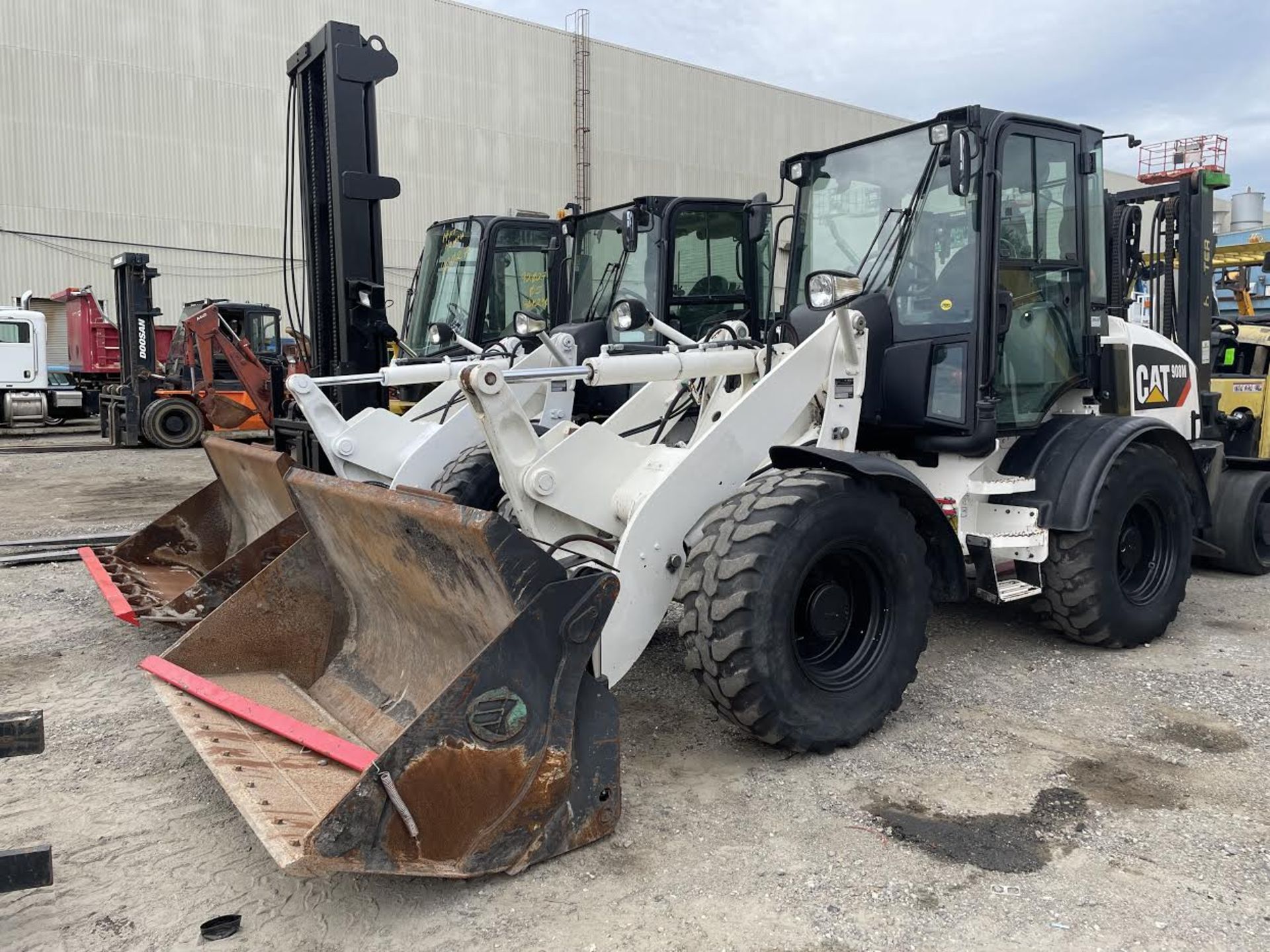 2015 Caterpillar 908 Wheel Loader - Image 2 of 10