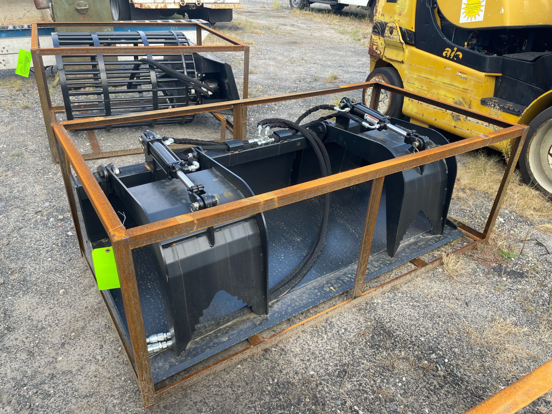 New Wolverine Skid Steer Hydraulic Grappler Bucket (C9) - Located in Lester, PA