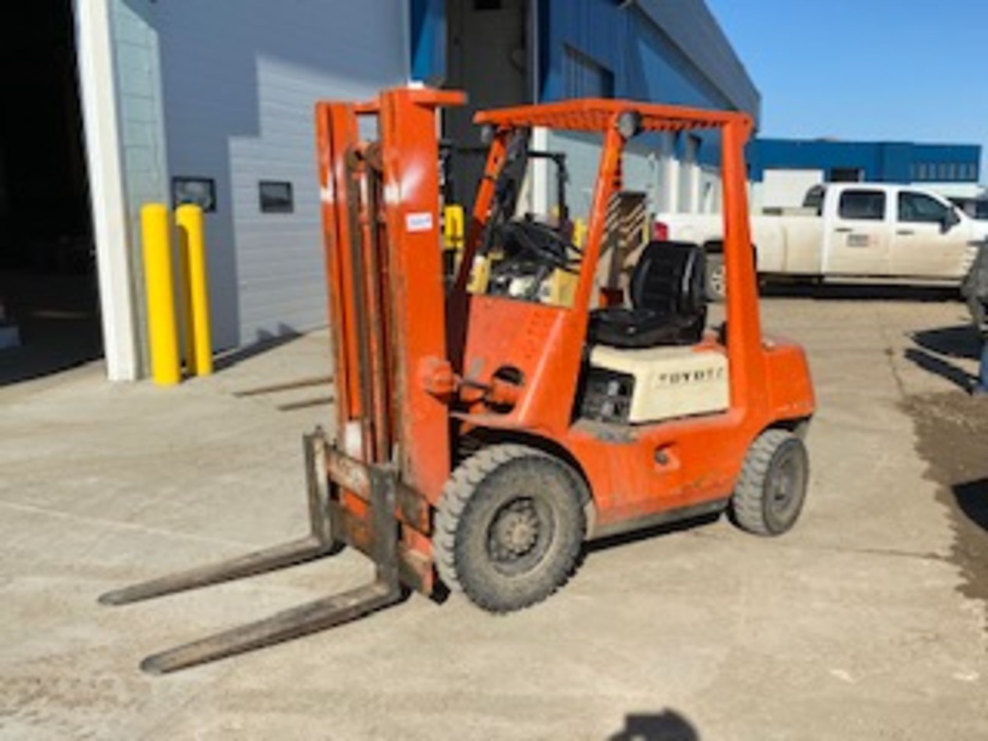 TOYOTA 5000LB FORKLIFT, MODEL 2FG25, S/N 10578, 2 STG MAST, GAS ENGINE, STD TRANSMISSION, AIR TIRES,