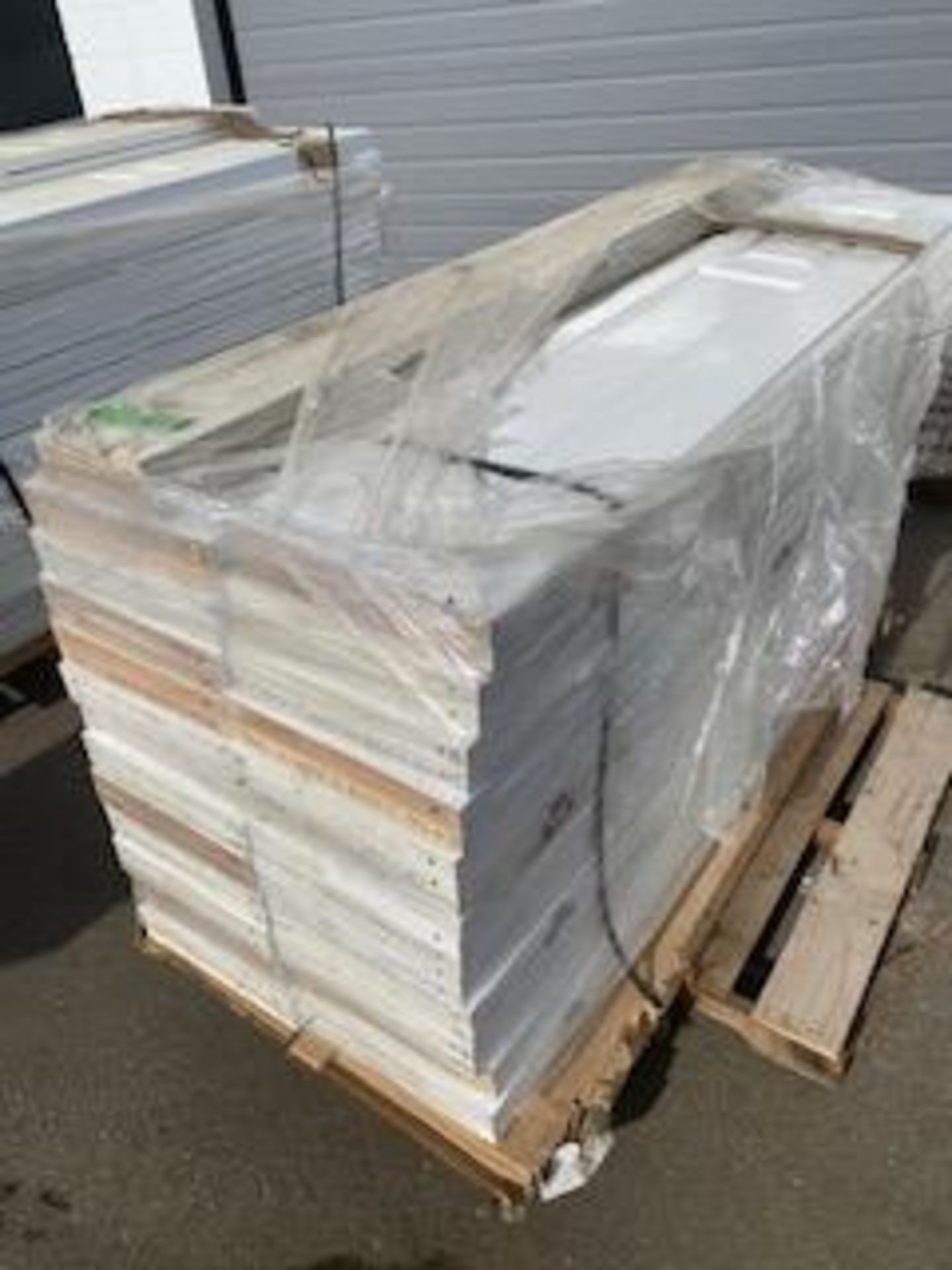 PALLET OF BIFOLD DOORS -SP