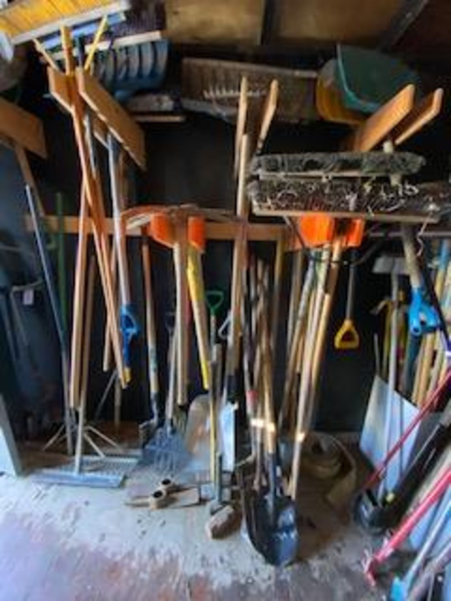 L/O BROOMS,SHOVELS,RAKES, SCRAPERS, PICKS, APPROX 40PCS GP