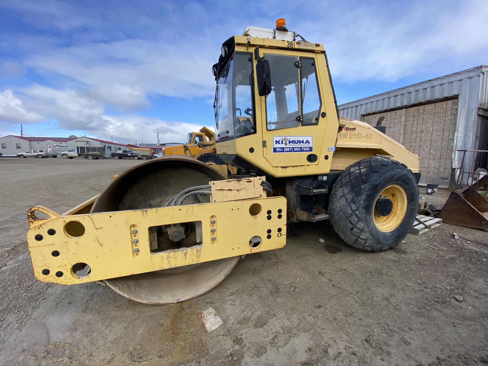 BOMAG W211D-40 SMOOTH DRUM SELF PROPELLED ROLLER, RUNS S/N 901583251291 - M