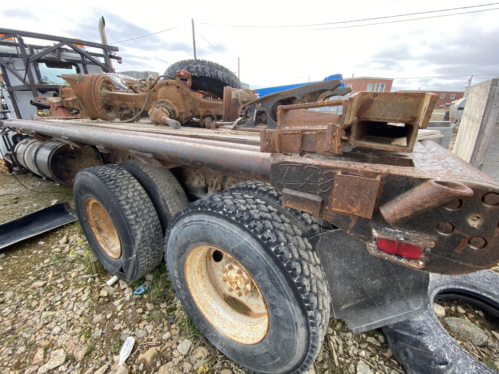 KENWORTH T/A BED TRUCK C/W GIN POLES, FLIP-IN 5TH WHEEL, WINCH LIVE ROLL, S/N 88210 - M - Image 4 of 6