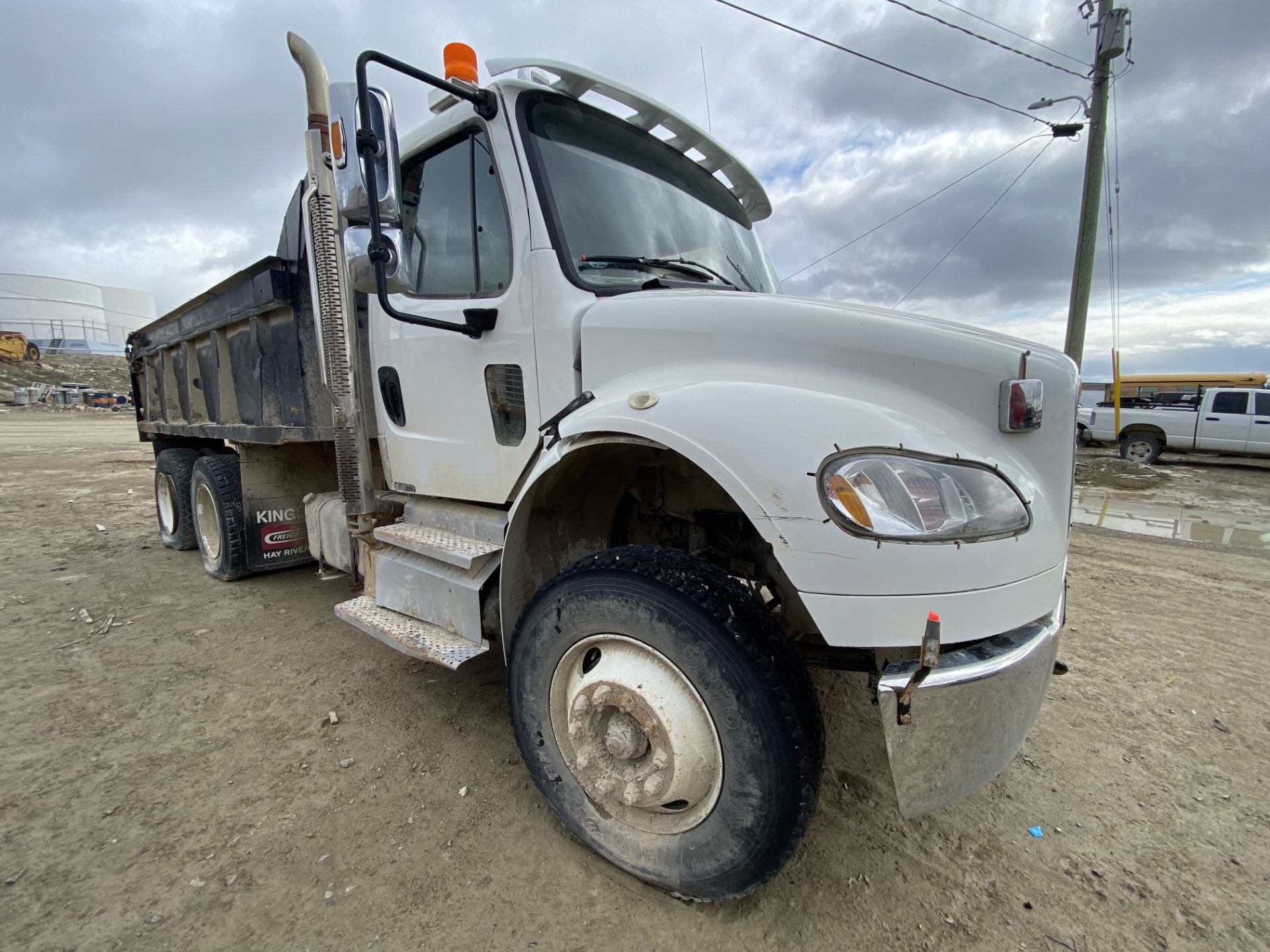 2013 FREIGHTLINER T/A DUMP TRUCK, 71610KM, S/N 1FVHCYBS1DHFF5220 - M, UNKNOWN CONDITION - Image 2 of 3