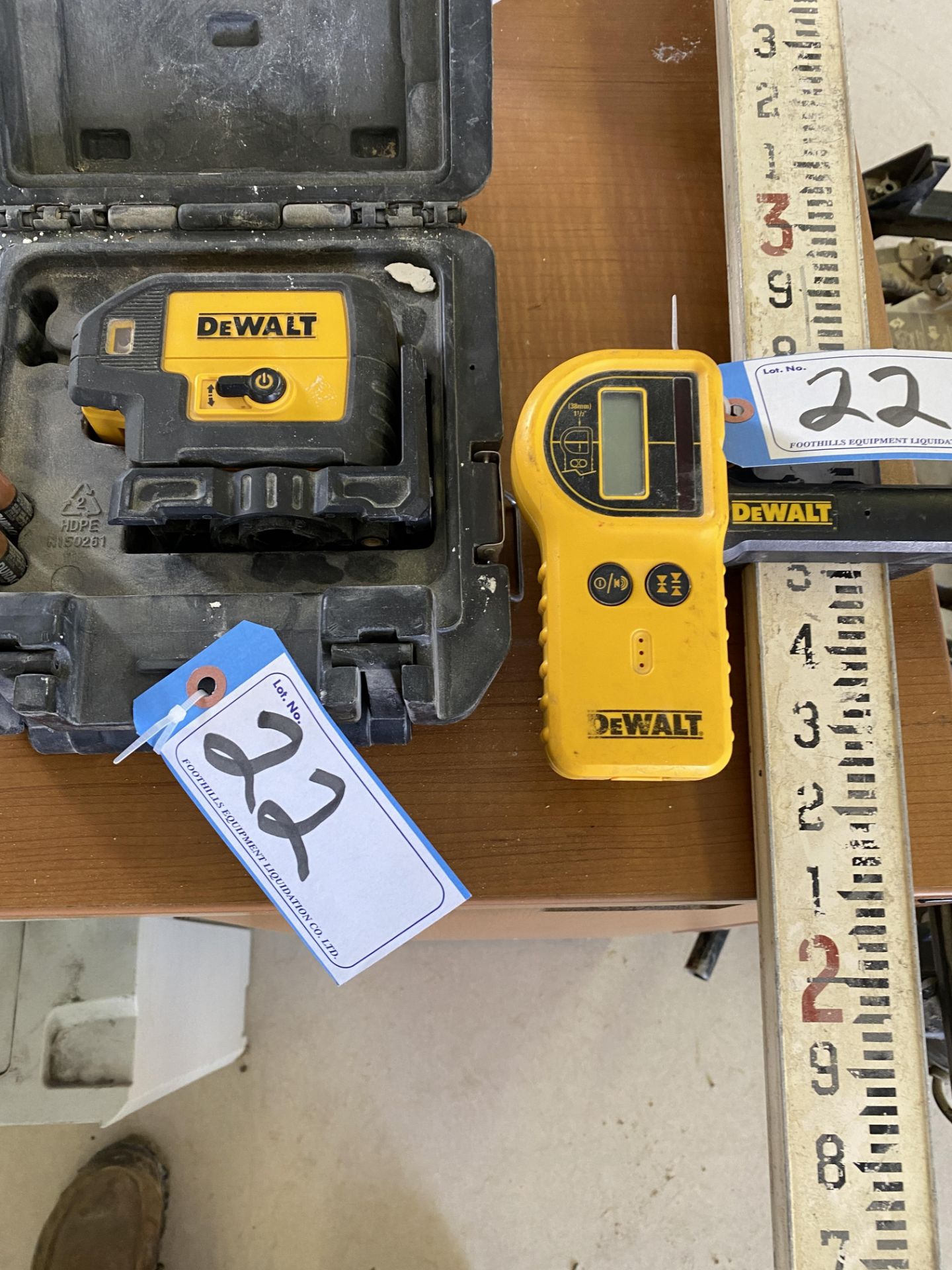 L/O 2 PCS DEWALT DW0772 DIGITAL LASER DETECTOR & DEWALT DW085 5 BEAM LASER POINTER- TESTED