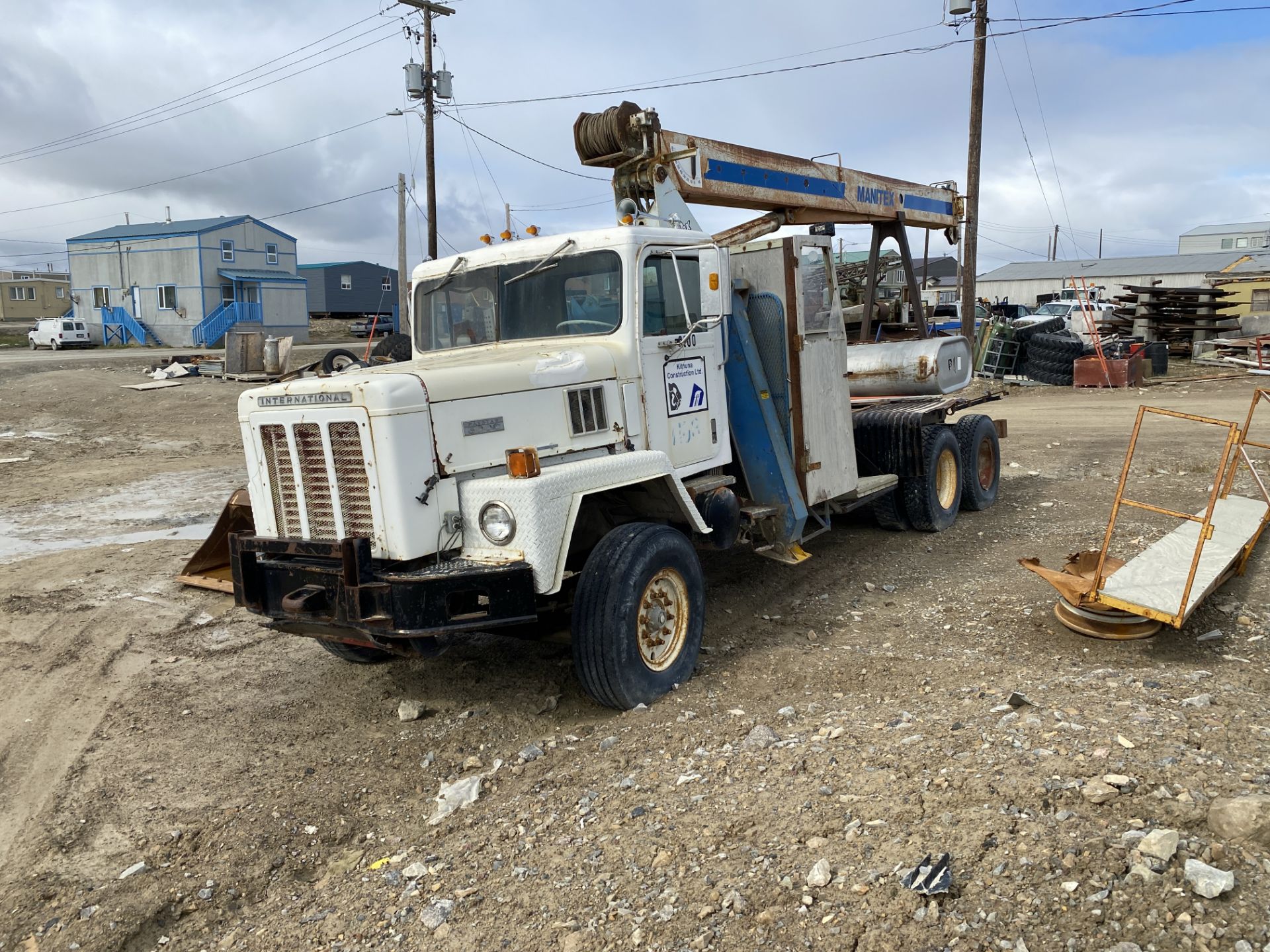 INTERNATIONAL PAYSTAR 5000 T/A TRUCK C/W MANITEX CRANE , RUNNING - M - Image 2 of 5