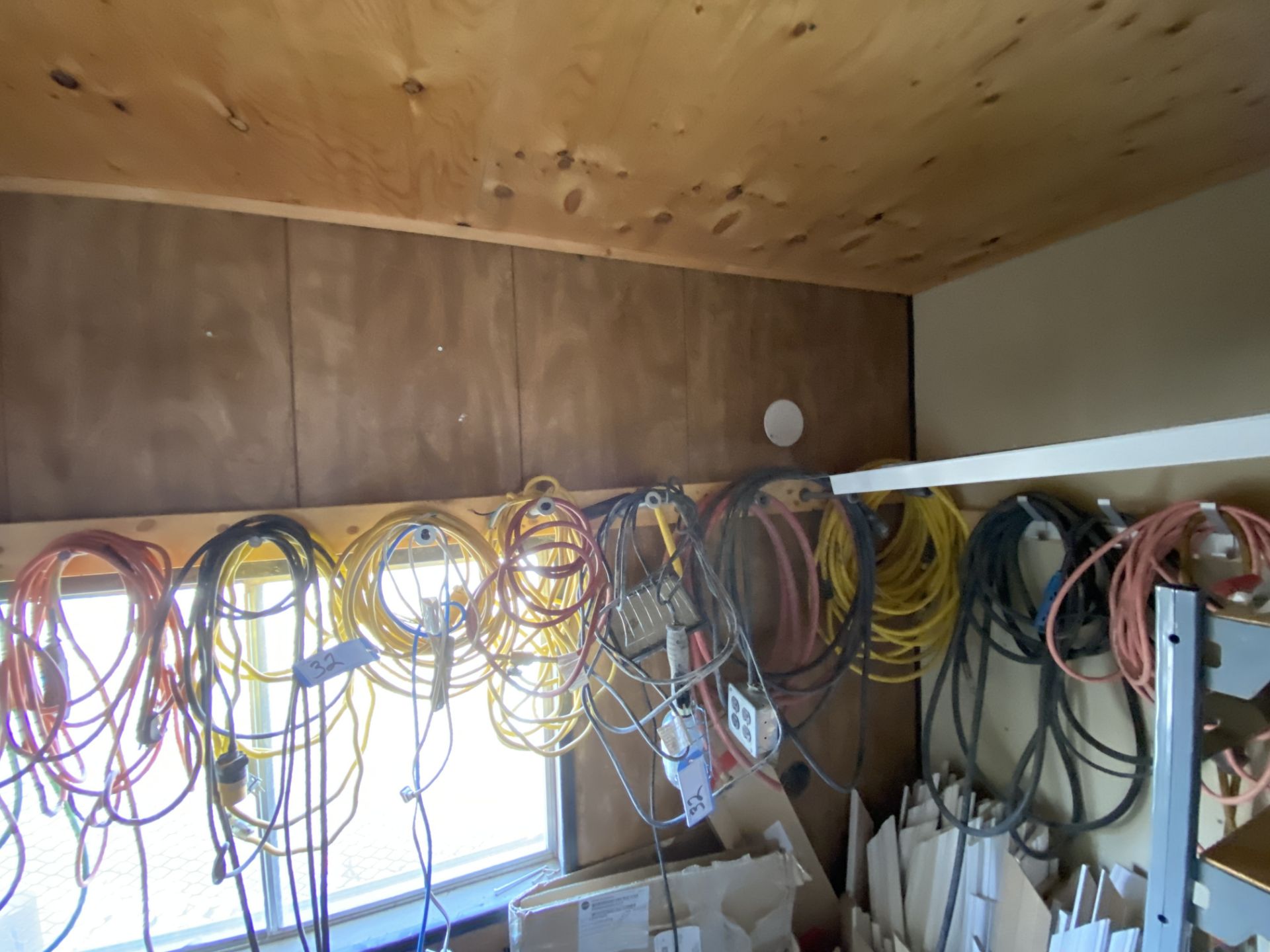 L/O LIGHTS & EXTENSION CORDS & HOSES - Image 5 of 5