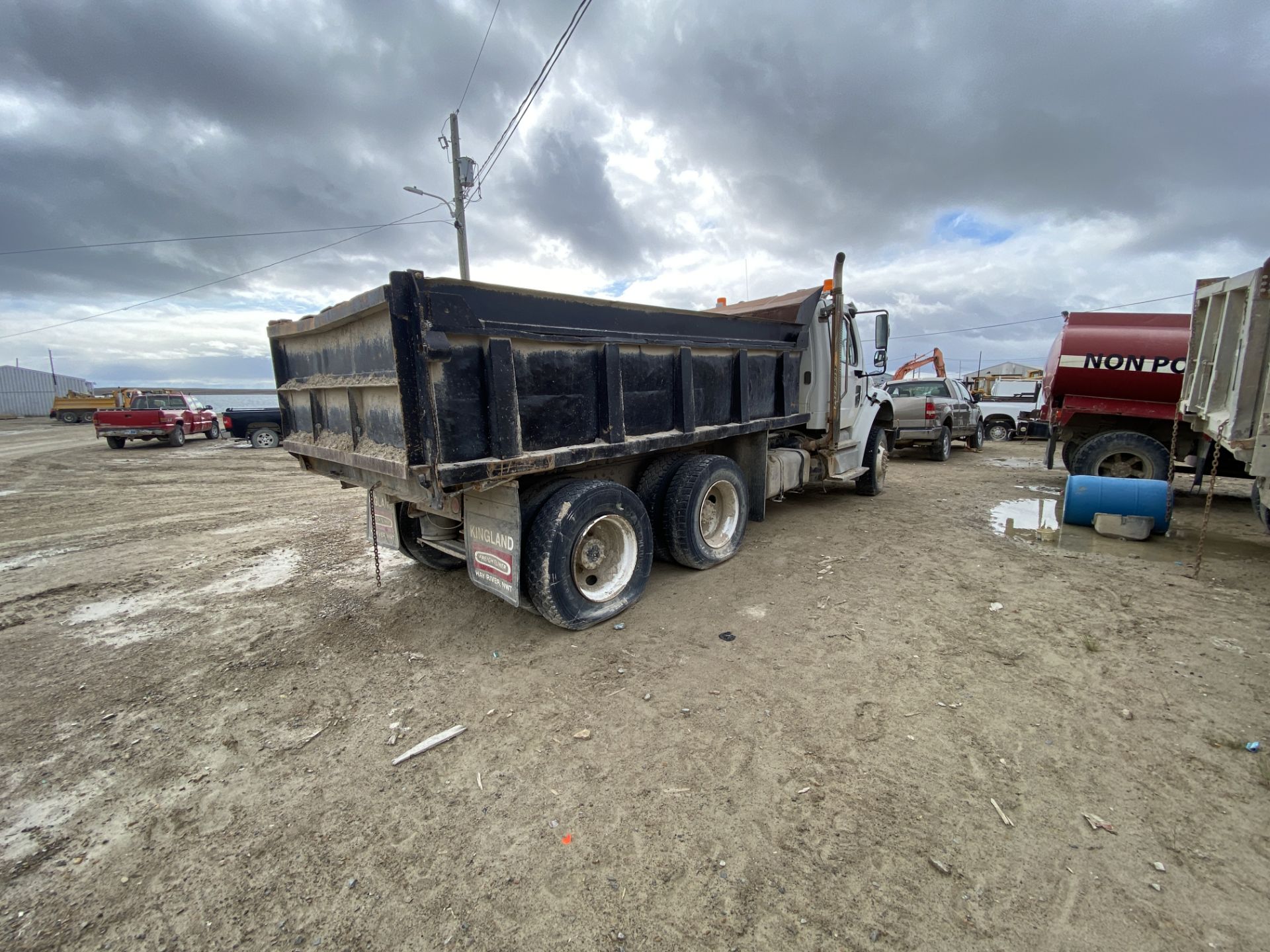 2013 FREIGHTLINER T/A DUMP TRUCK, 71610KM, S/N 1FVHCYBS1DHFF5220 - M, UNKNOWN CONDITION - Image 3 of 3