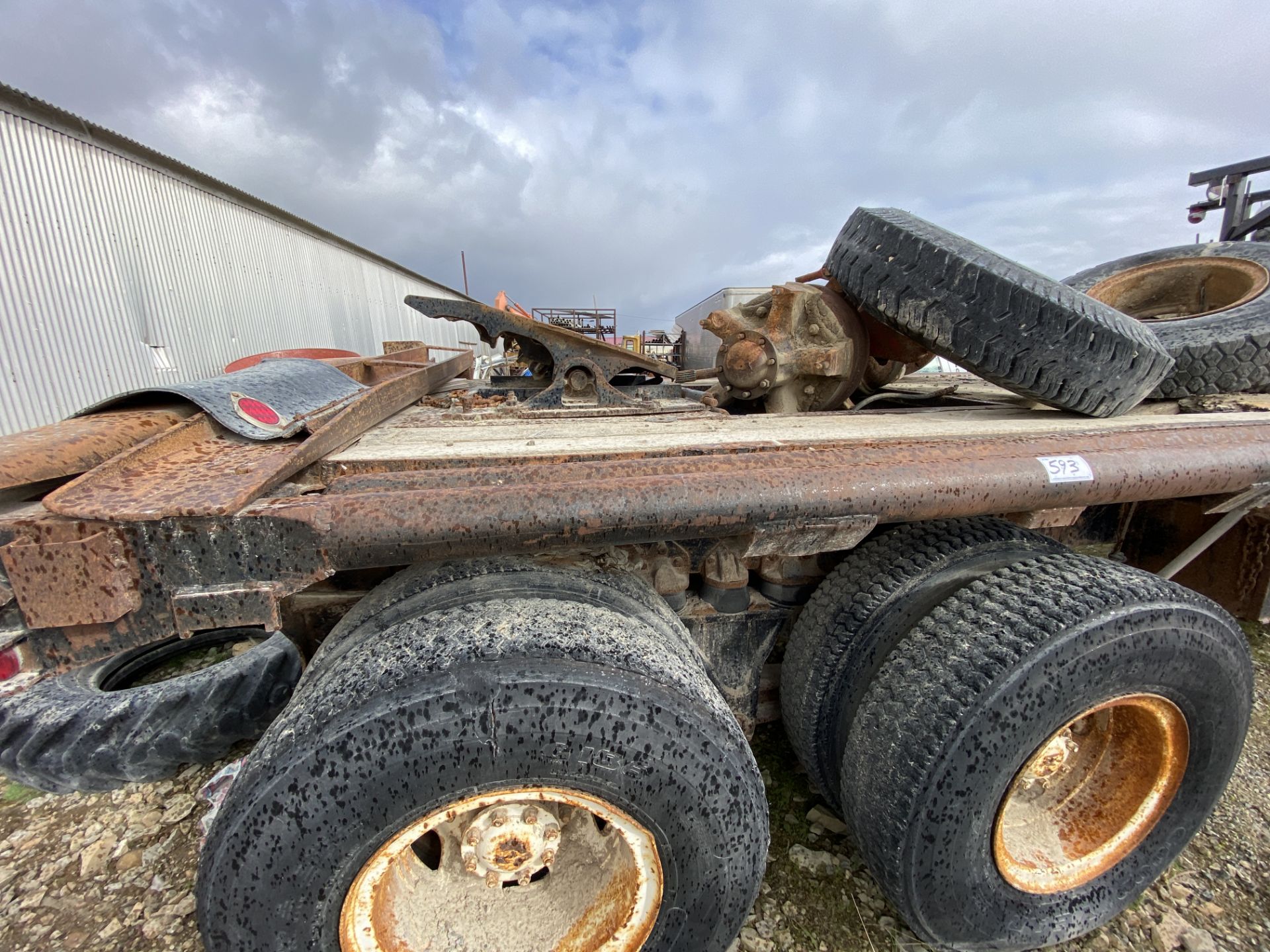 KENWORTH T/A BED TRUCK C/W GIN POLES, FLIP-IN 5TH WHEEL, WINCH LIVE ROLL, S/N 88210 - M - Image 2 of 6