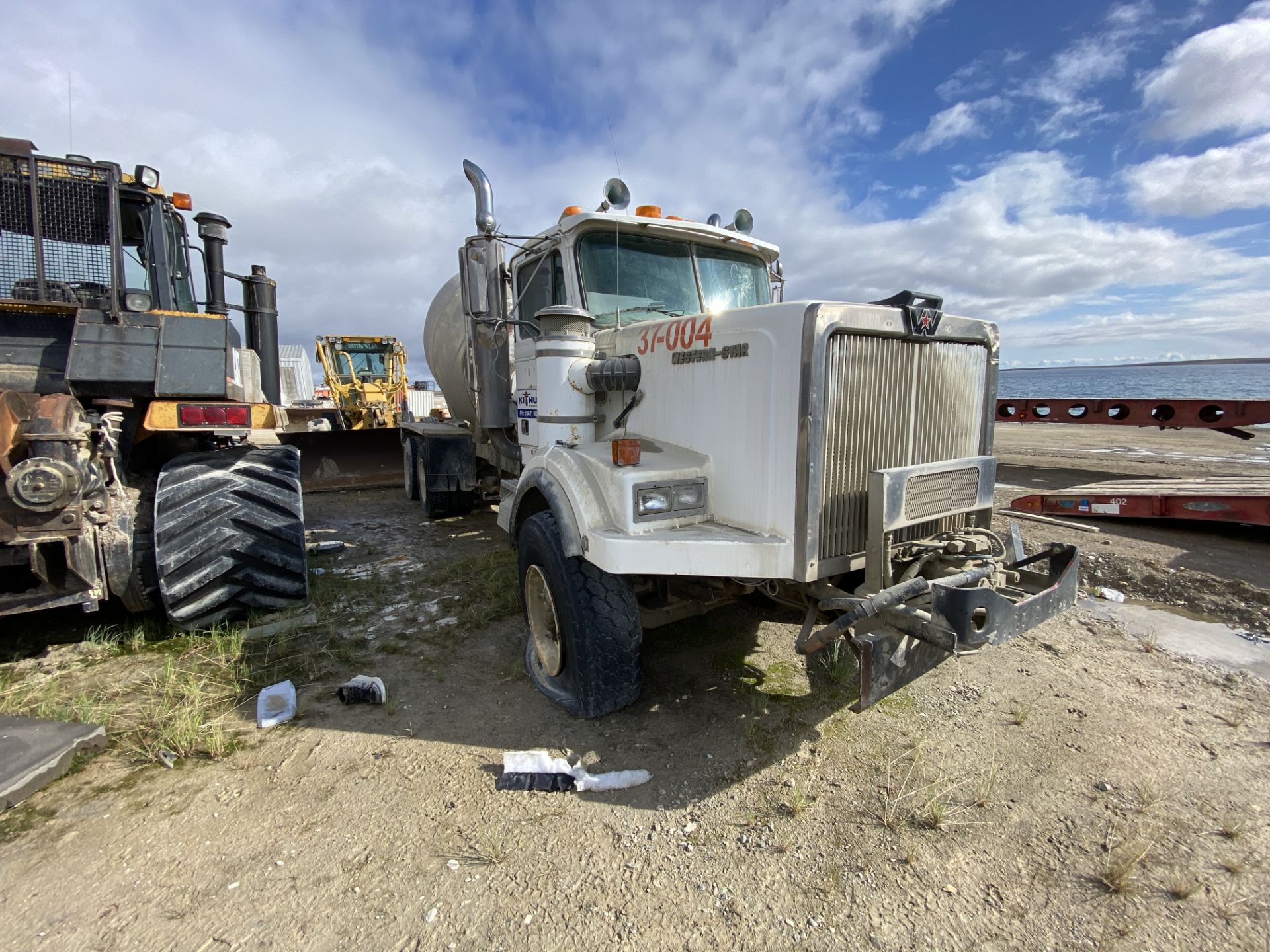 1989 WESTERN STAR 10 YARD CEMENT TRUCK, RUNS, MIXER TURNS S/N 2WLNCCBE2KK925577 - M - Image 4 of 4