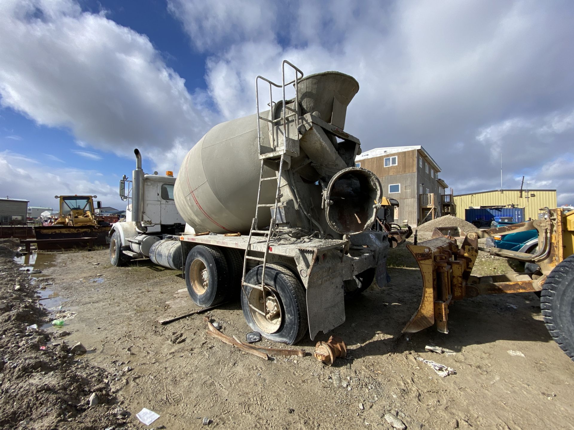 1989 WESTERN STAR 10 YARD CEMENT TRUCK, RUNS, MIXER TURNS S/N 2WLNCCBE2KK925577 - M - Image 2 of 4