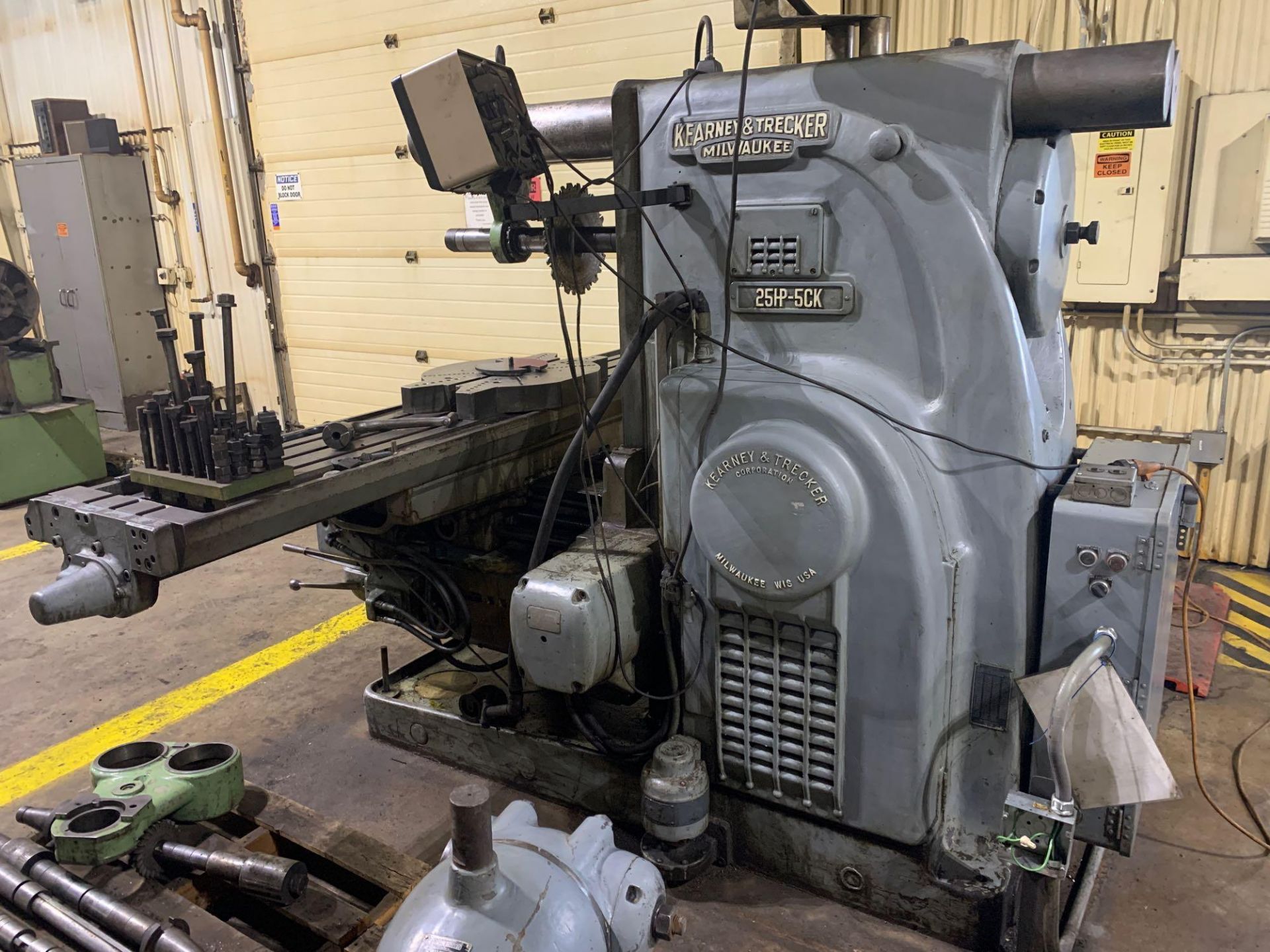 Kearney & Trecker 25HP-5CK Horizontal Mill Model 25HP-5CK Serial Number: 20-7150 With: Vertical Head - Image 8 of 25